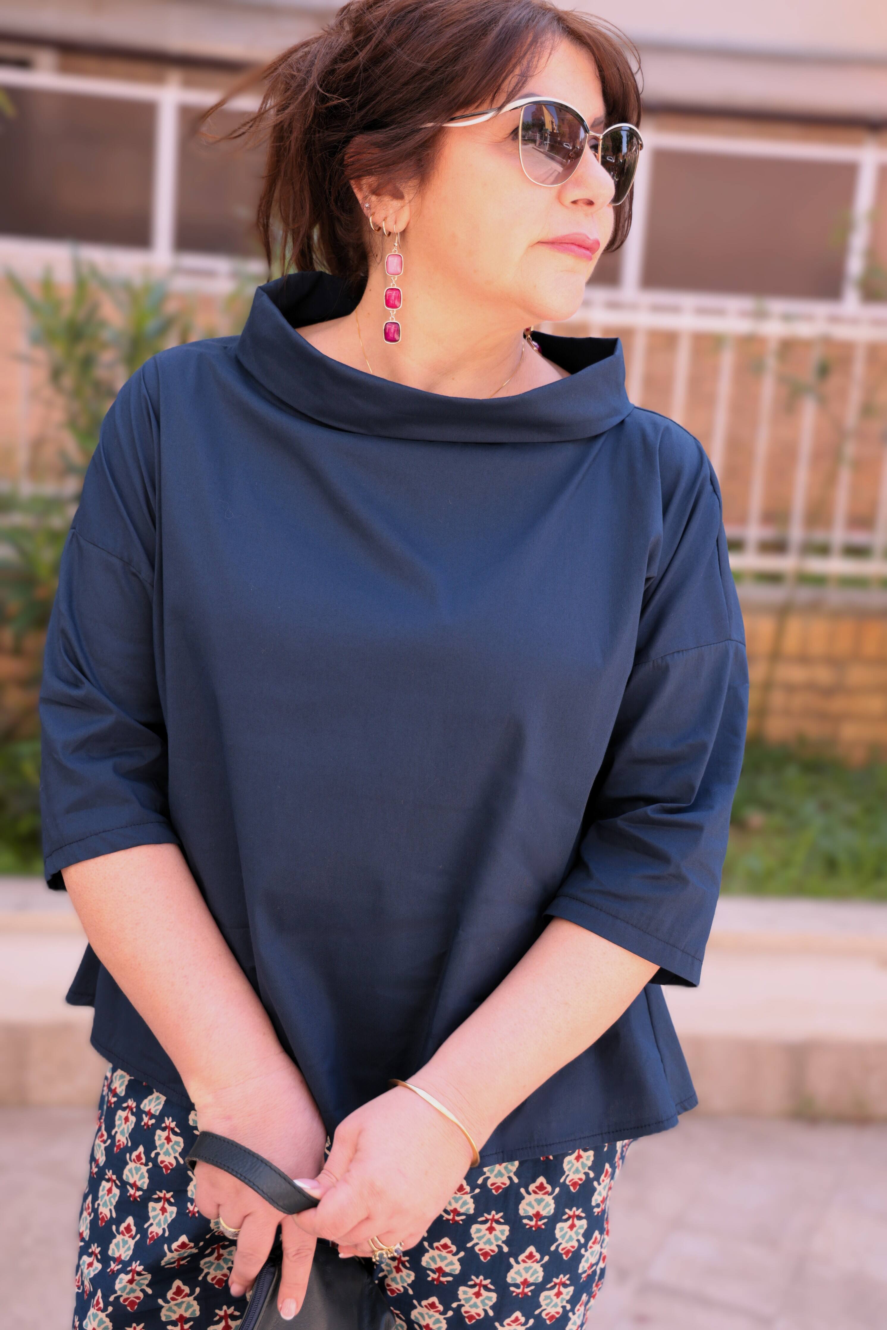 Blusa con collo a vulcano colore blu in cotone manica 3/4 over size