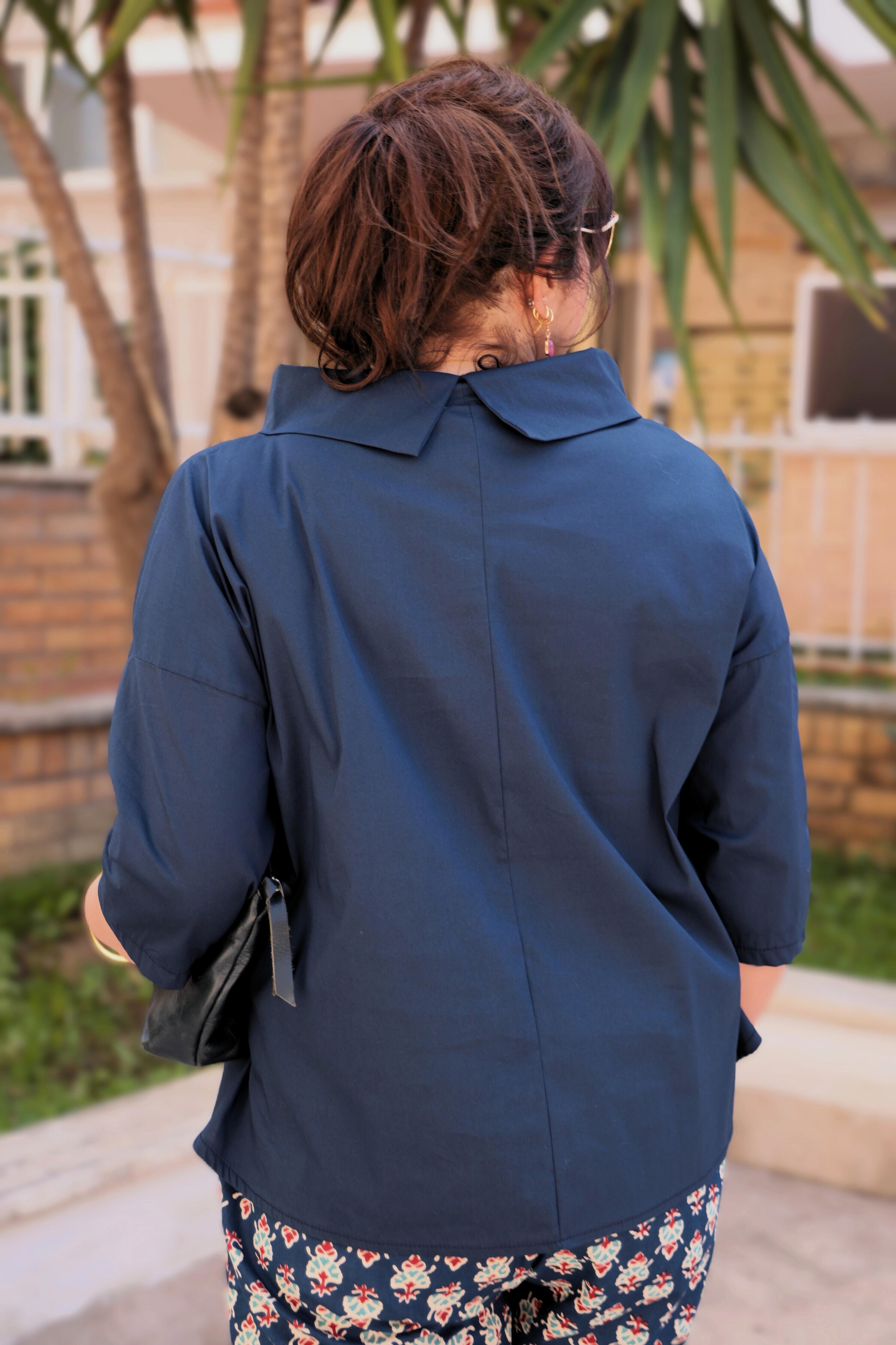 Blusa con collo a vulcano colore blu in cotone manica 3/4 over size