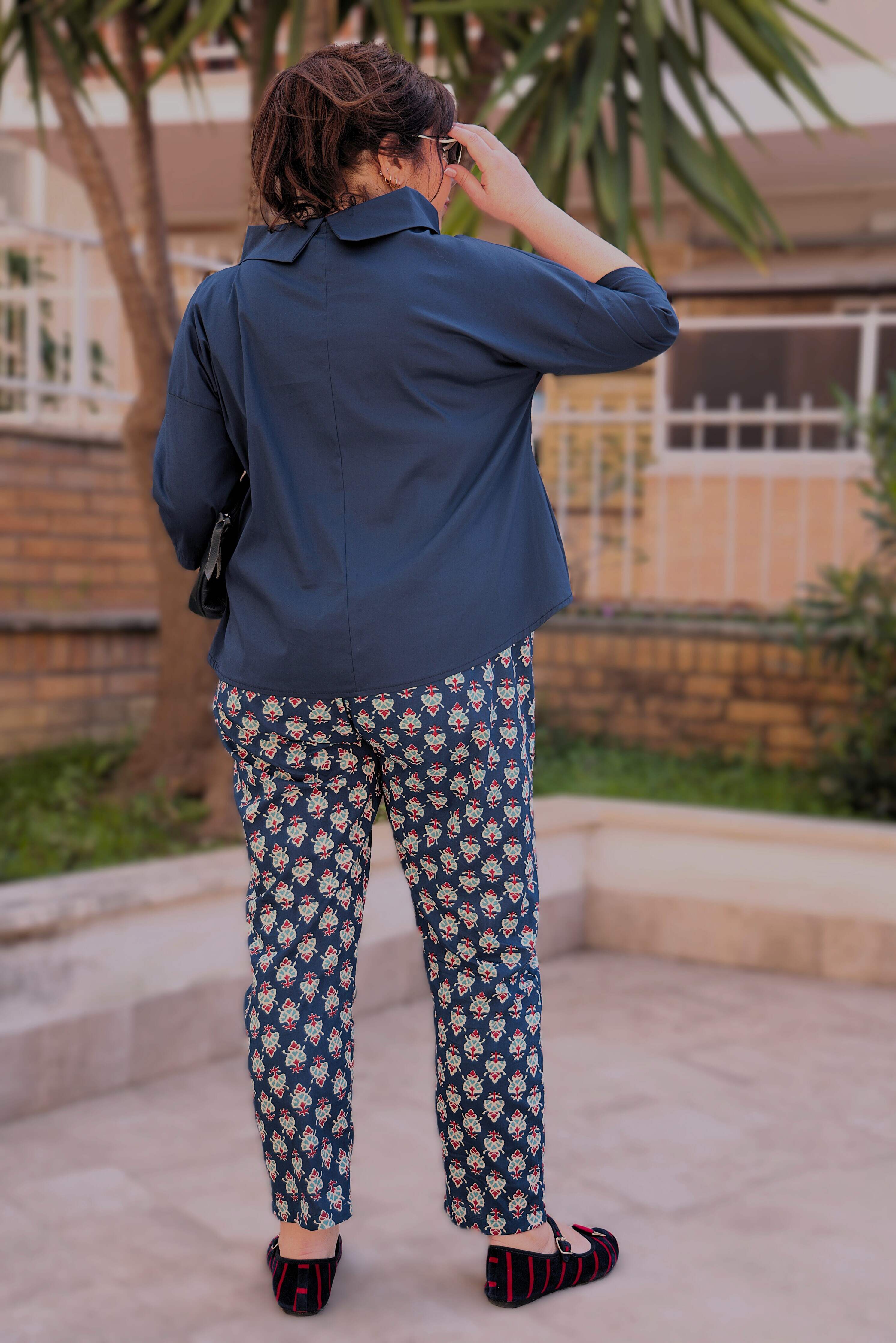 Pantalone fantasia geometria blu rosso cotone a sigaretta vita elasticizzata