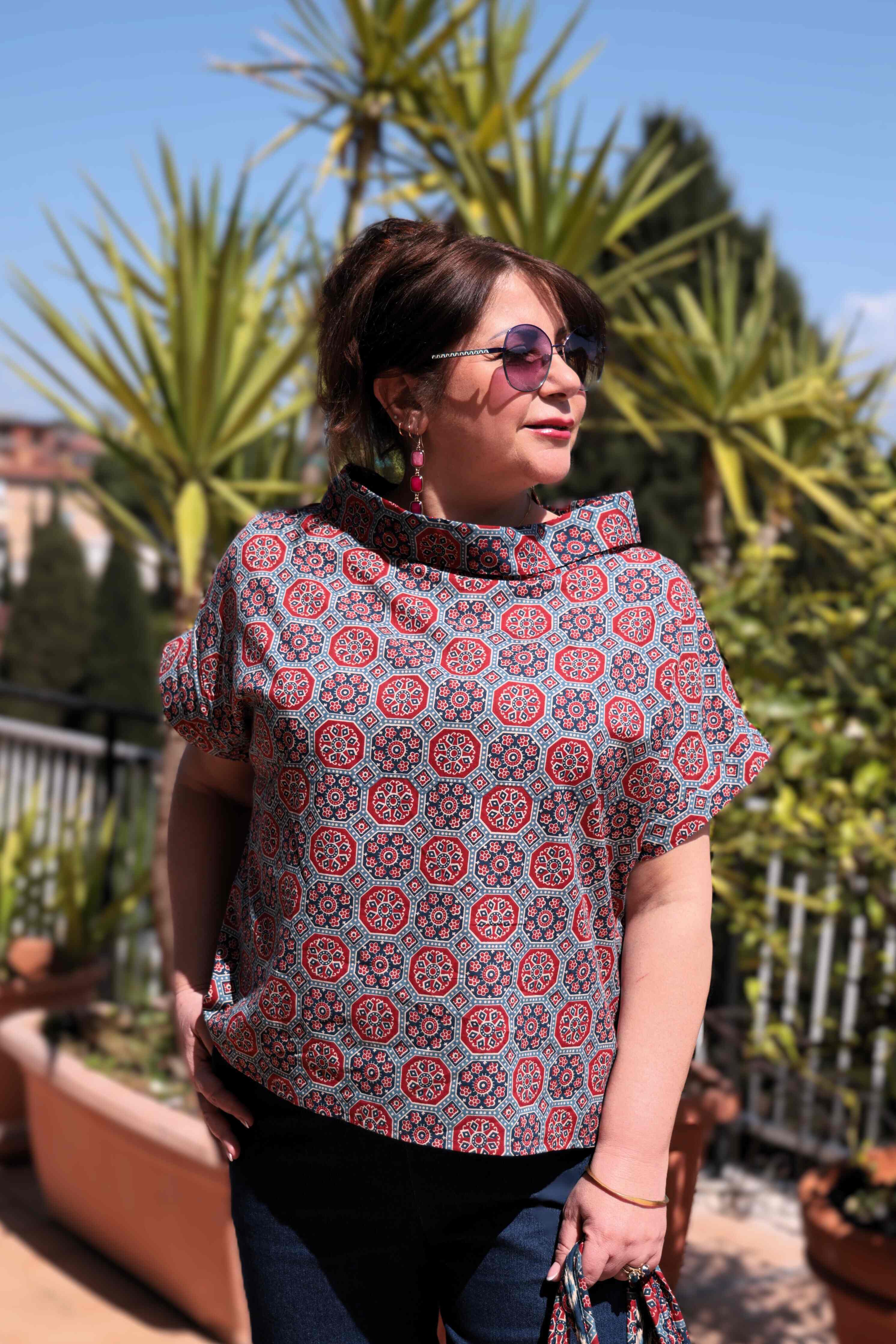 Blusa collo  a vulcano mezze maniche in cotone fantasia geometrica blu rossa