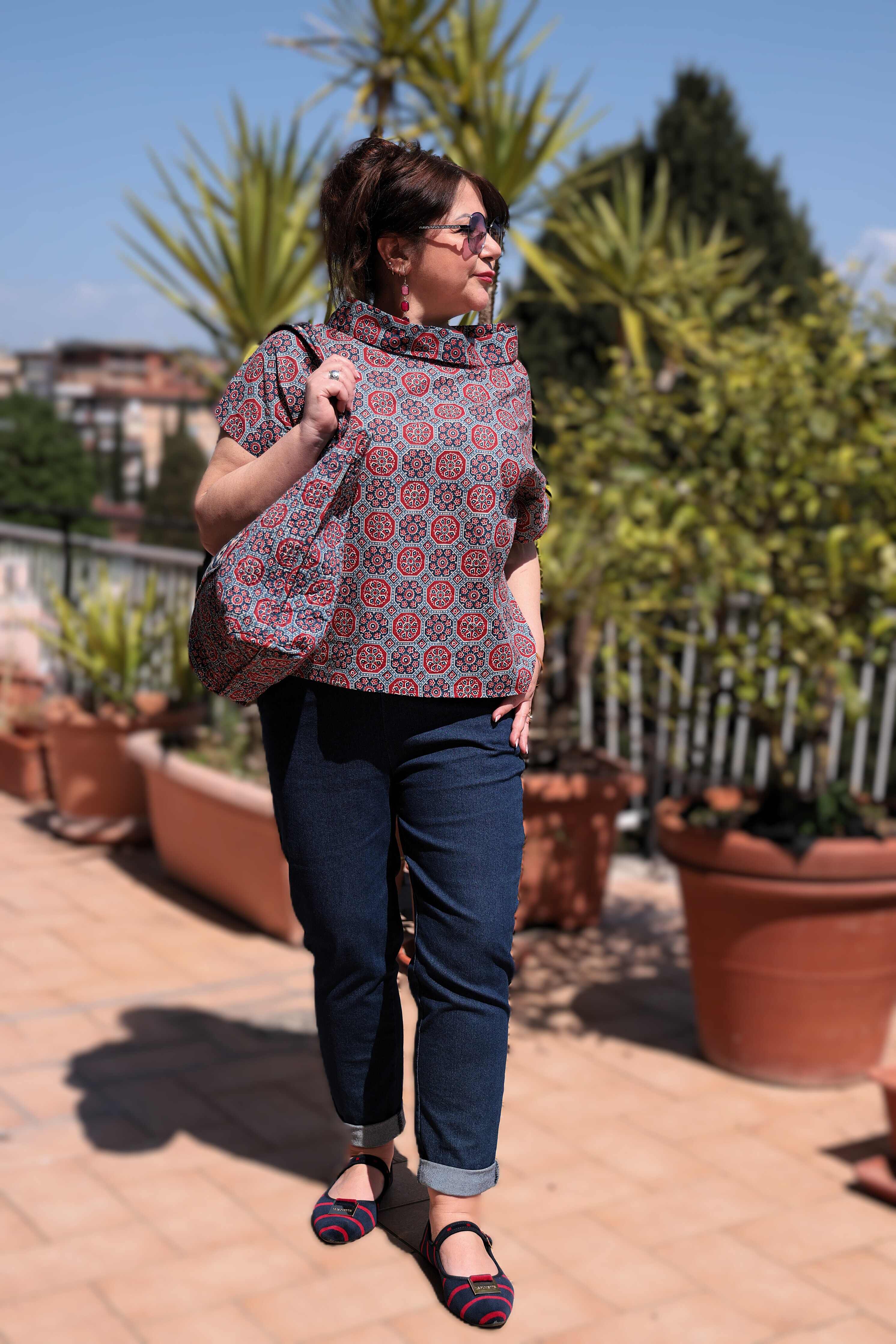 Blusa collo  a vulcano mezze maniche in cotone fantasia geometrica blu rossa