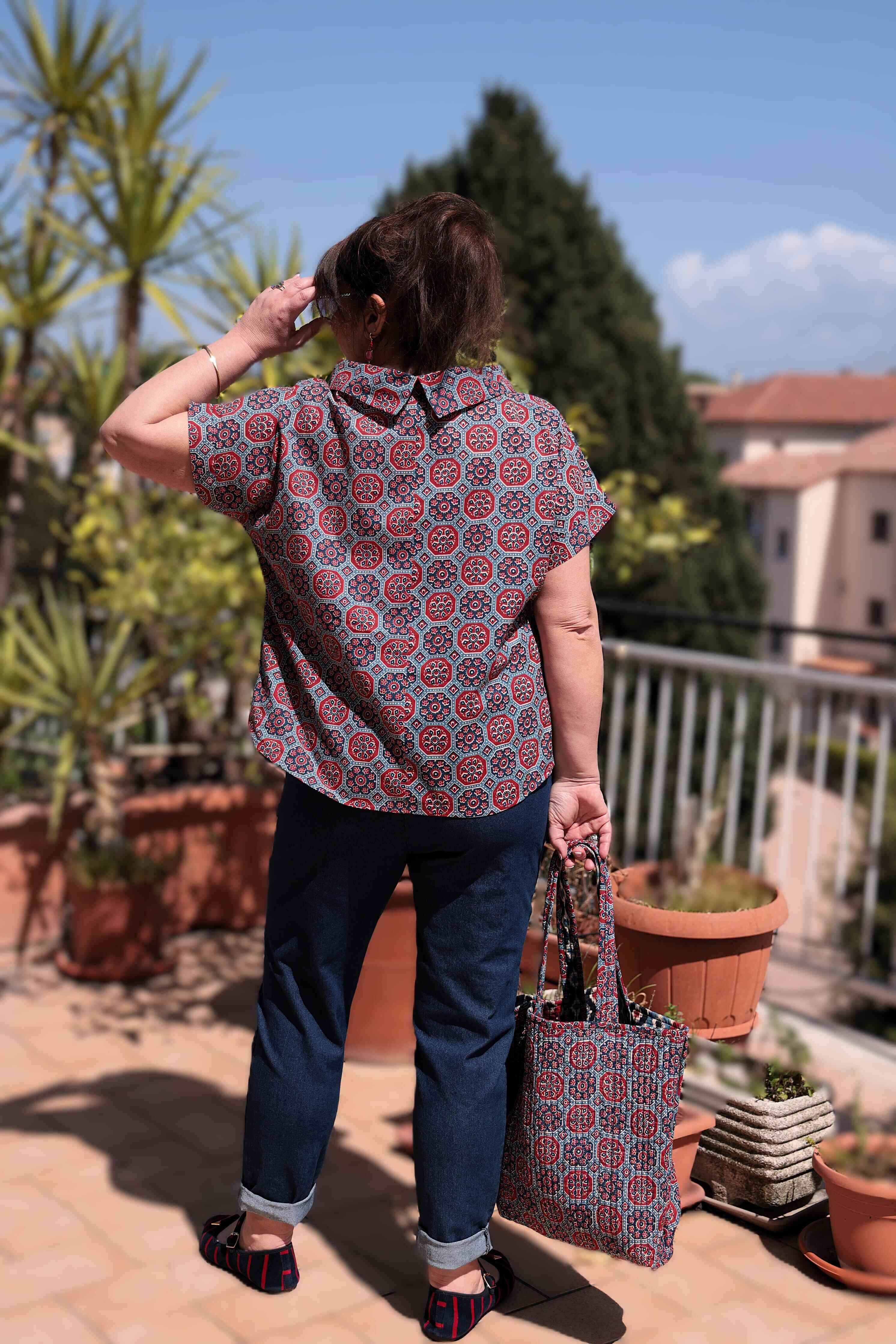 Blusa collo  a vulcano mezze maniche in cotone fantasia geometrica blu rossa