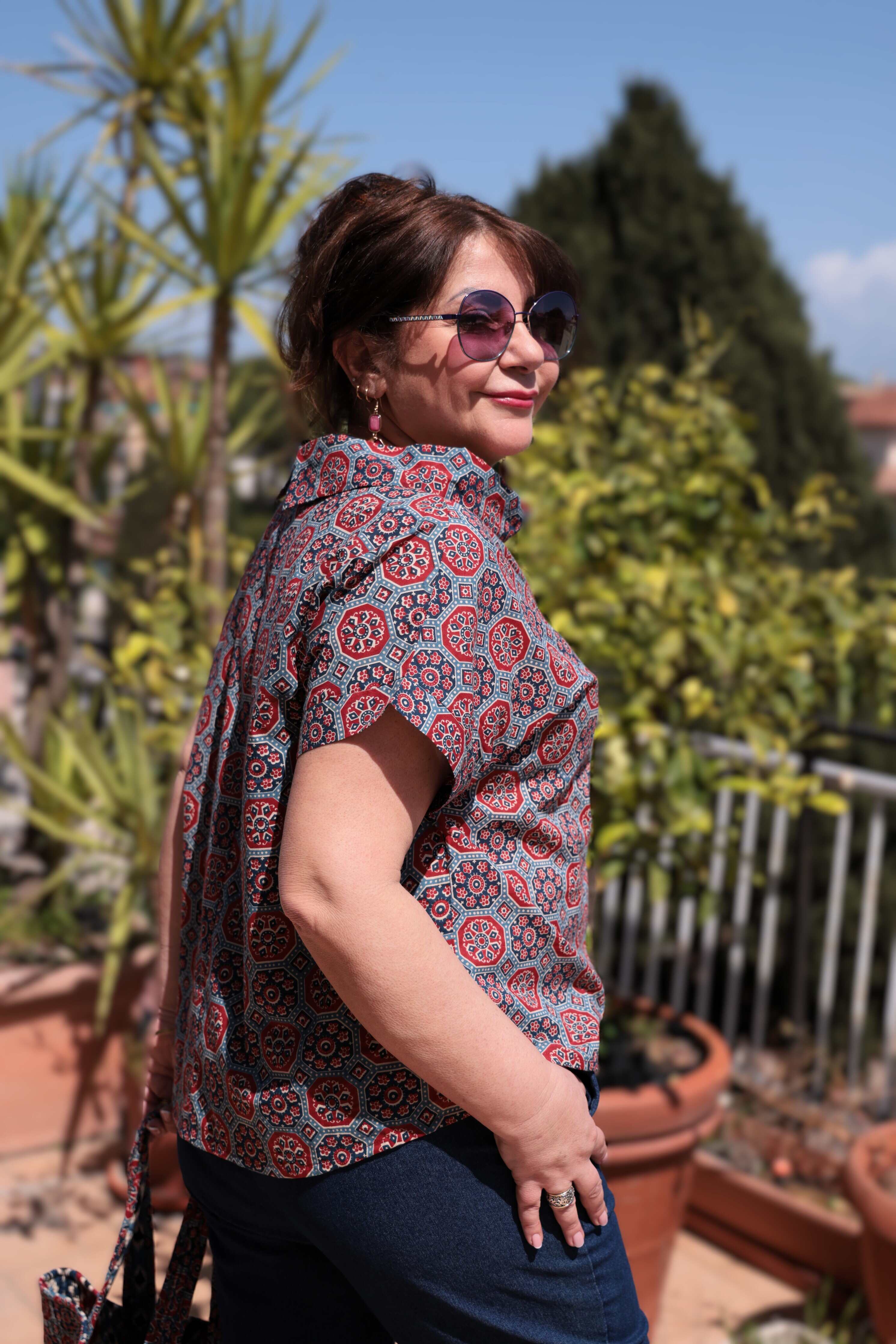 Blusa collo  a vulcano mezze maniche in cotone fantasia geometrica blu rossa