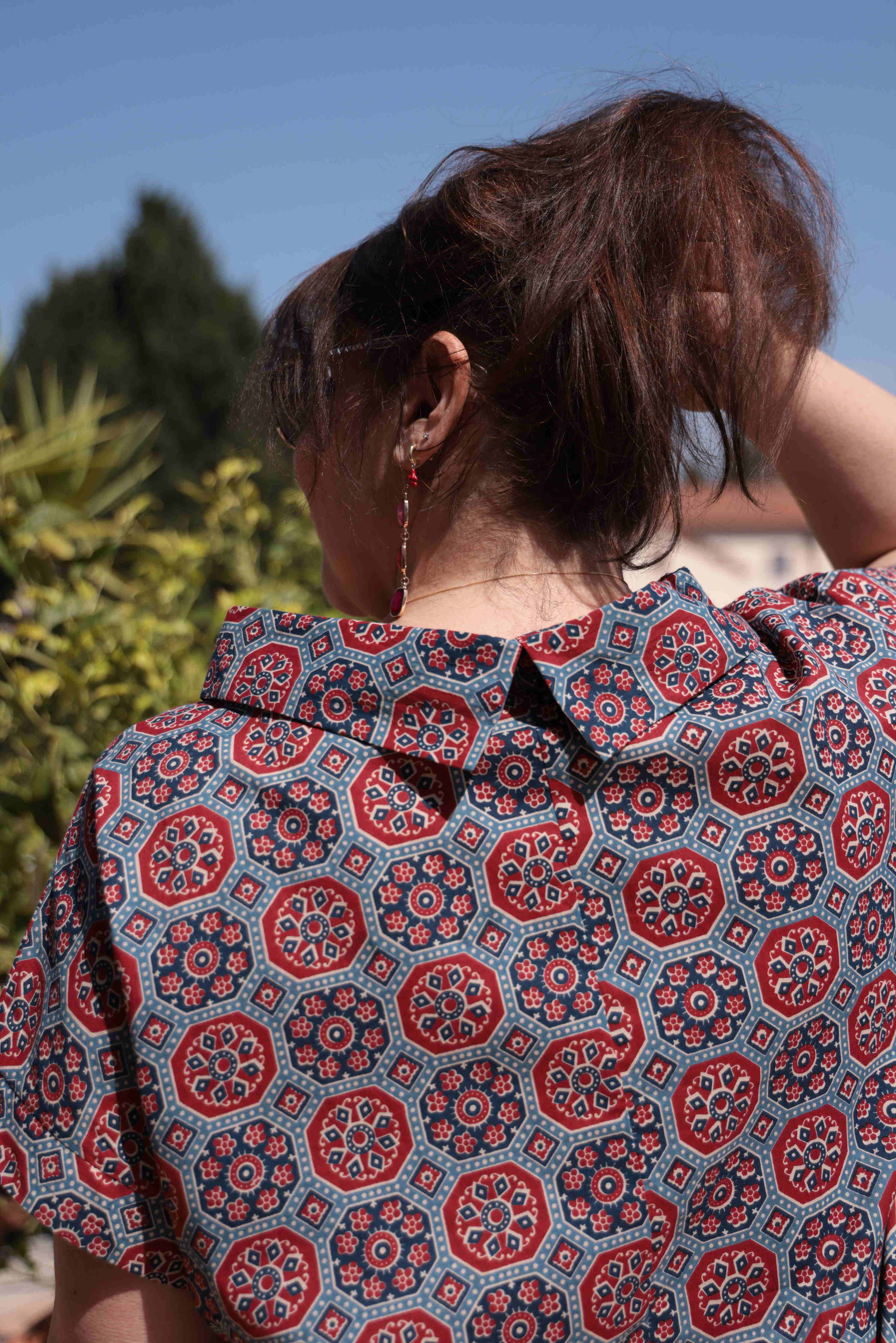 Blusa collo  a vulcano mezze maniche in cotone fantasia geometrica blu rossa