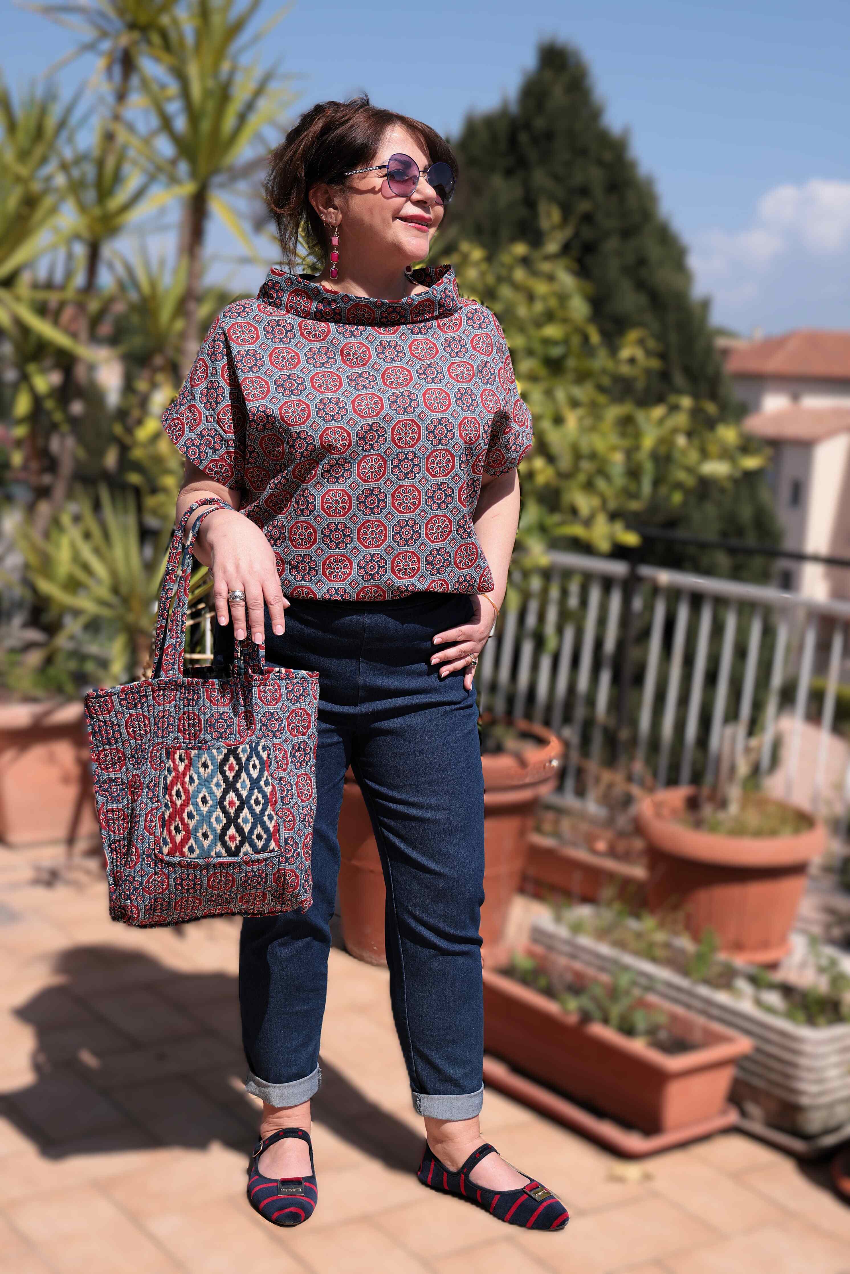 Blusa collo  a vulcano mezze maniche in cotone fantasia geometrica blu rossa
