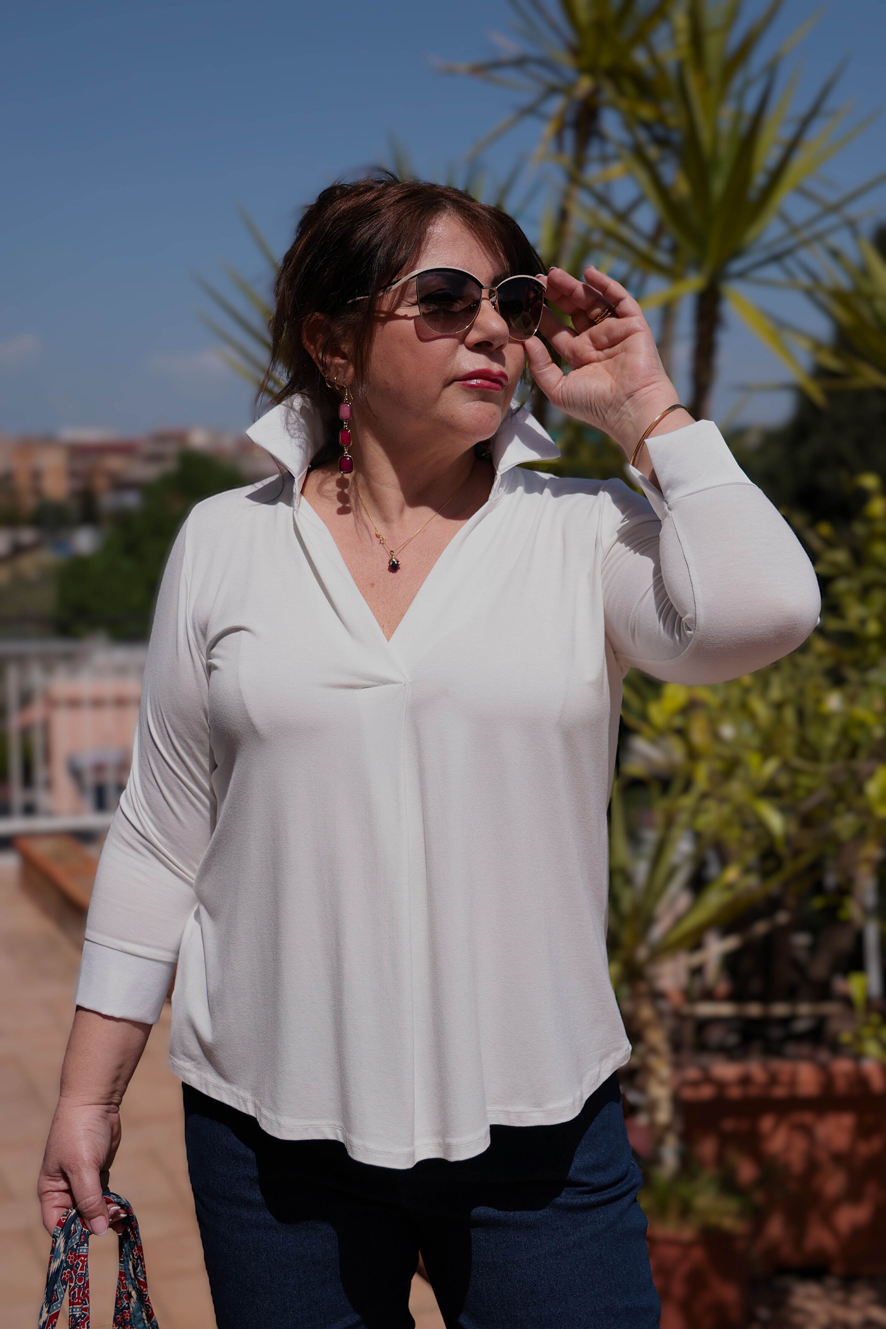 Blusa  di jersey collo a "v" e dettaglio in raso colore bianco  3/4 