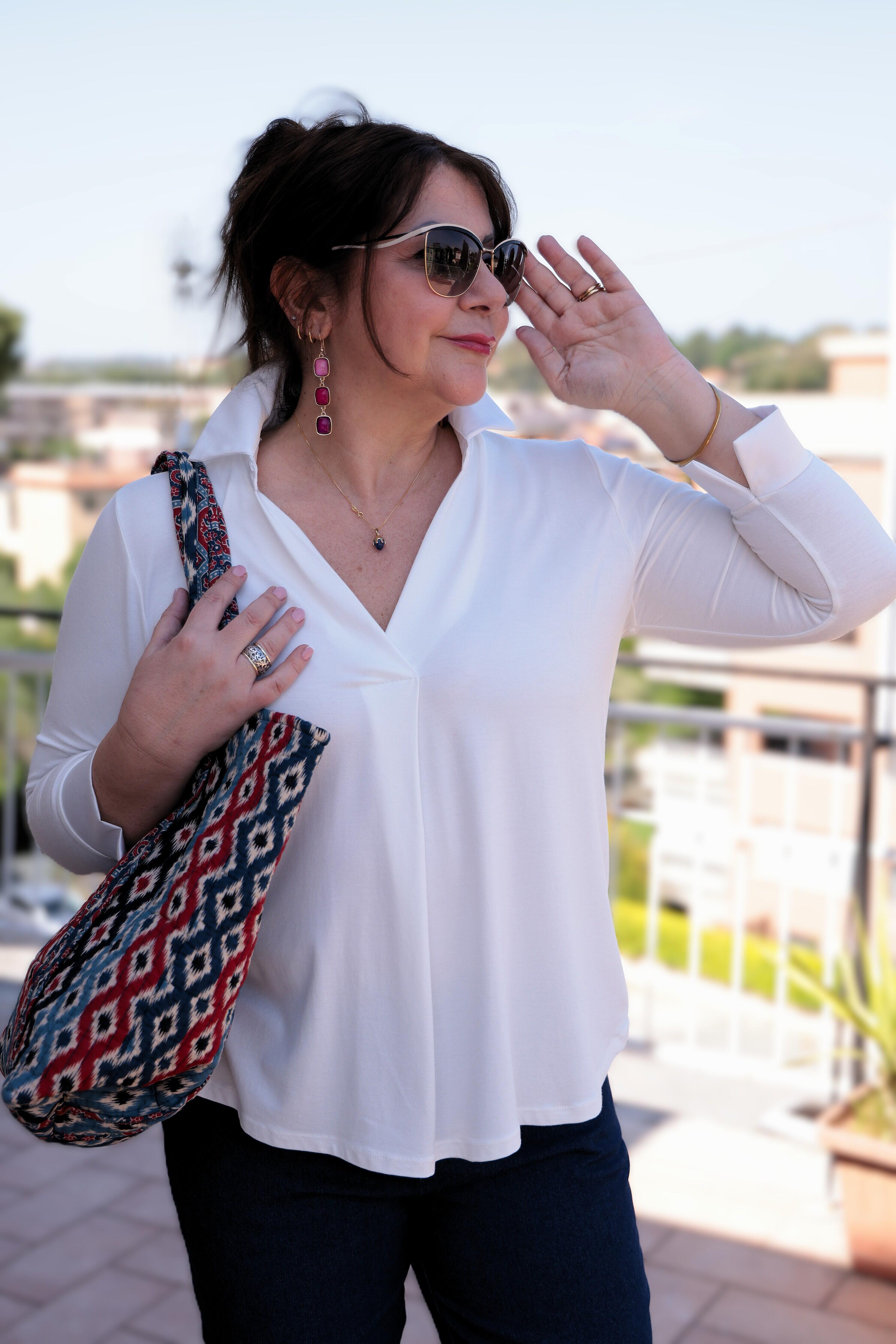 Blusa  di jersey collo a "v" e dettaglio in raso colore bianco  3/4 