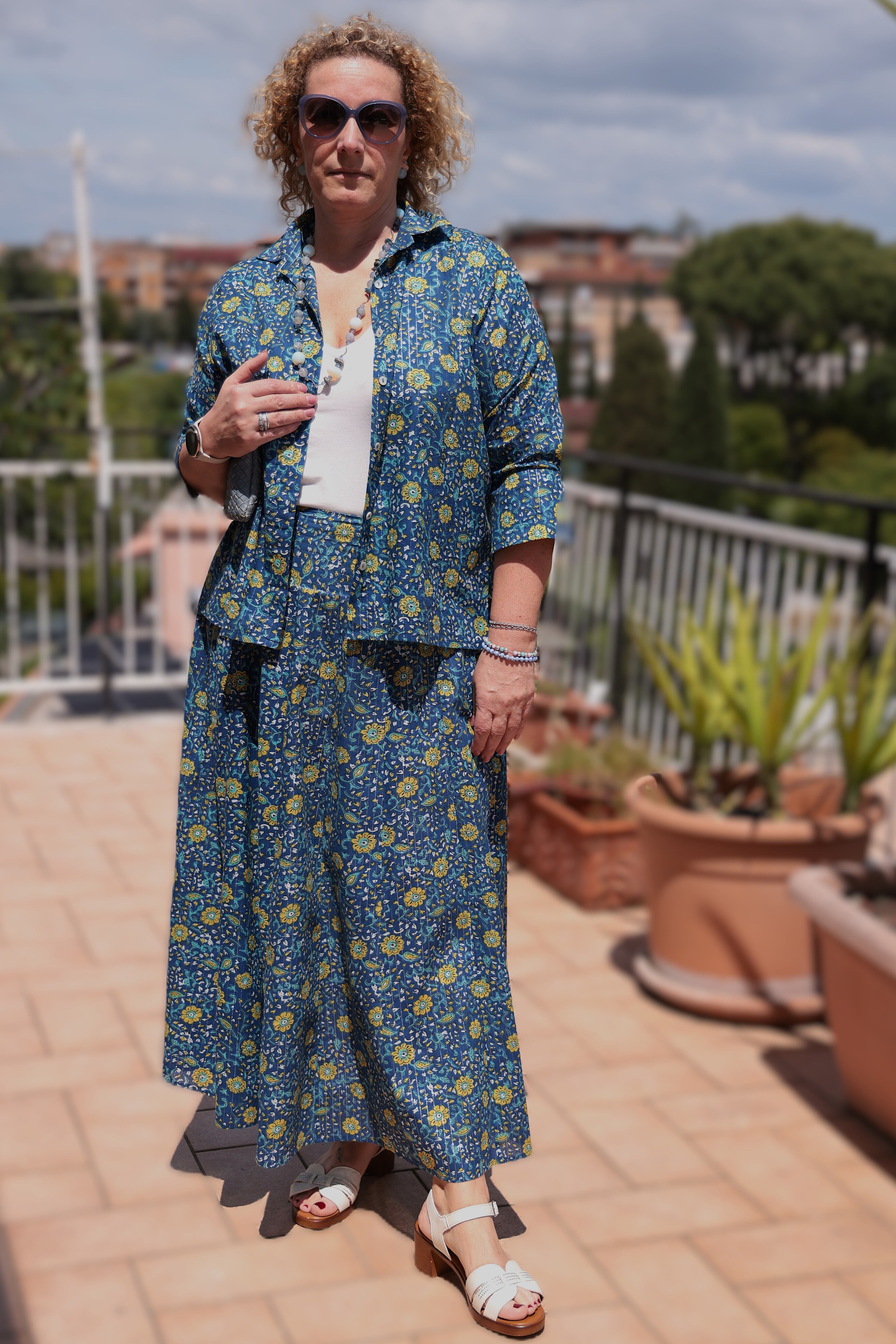 Camicia  taglio a scatola colore blu polvere e fiori gialli cotone naturale