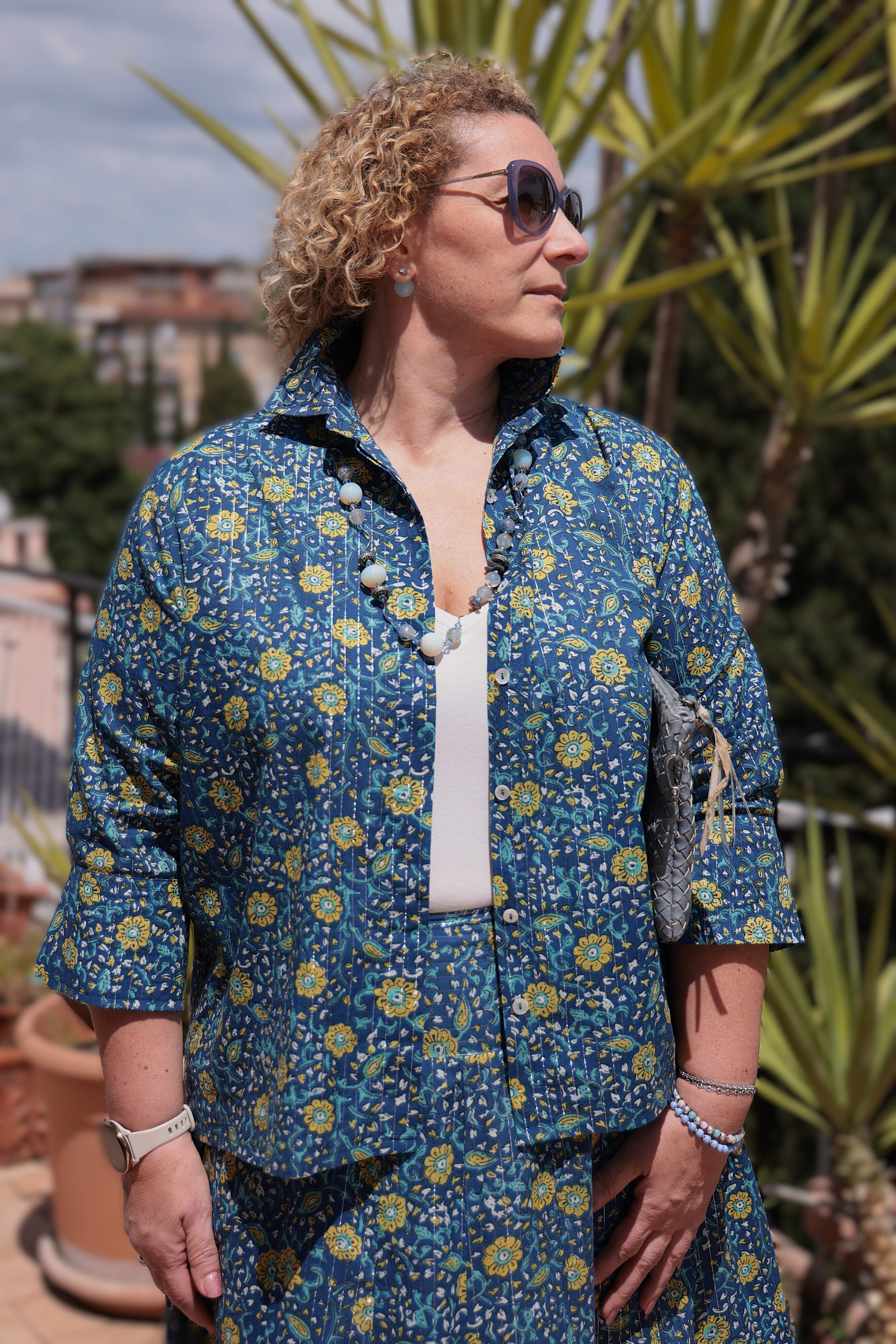 Camicia  taglio a scatola colore blu polvere e fiori gialli cotone naturale
