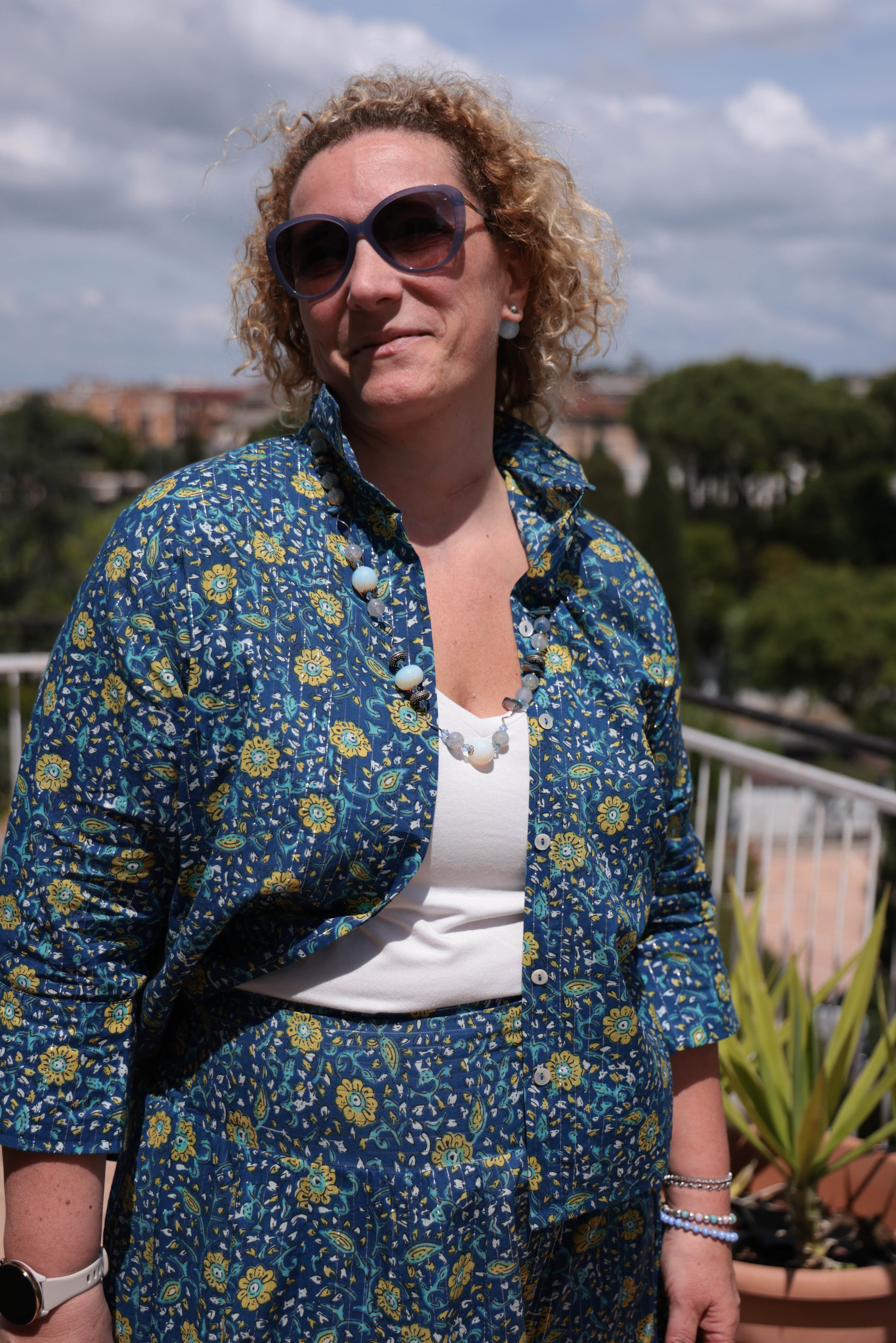 Camicia  taglio a scatola colore blu polvere e fiori gialli cotone naturale