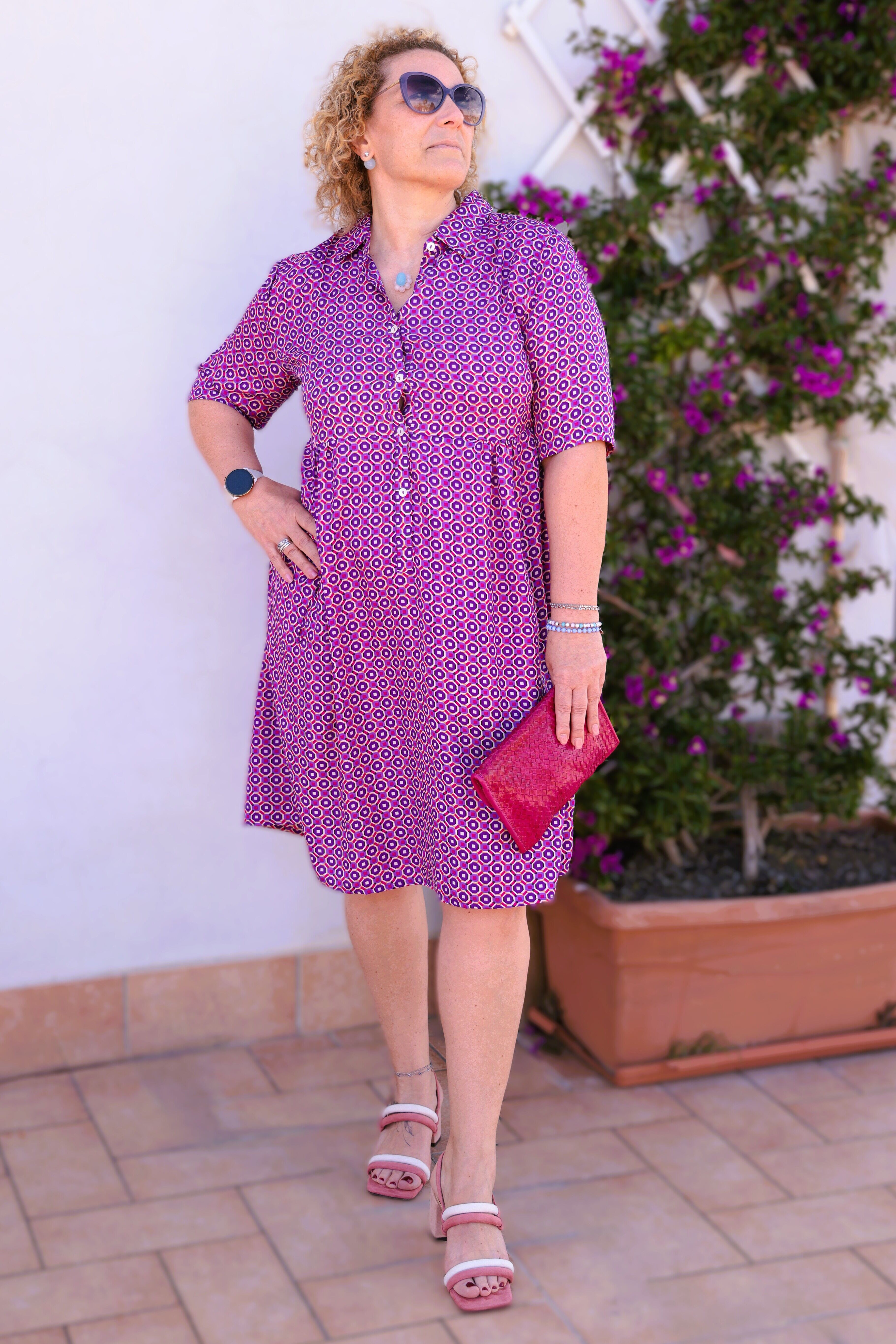 Vestito seta  abito fluido ed elegante con una fantasia geometrica viola e fucsia