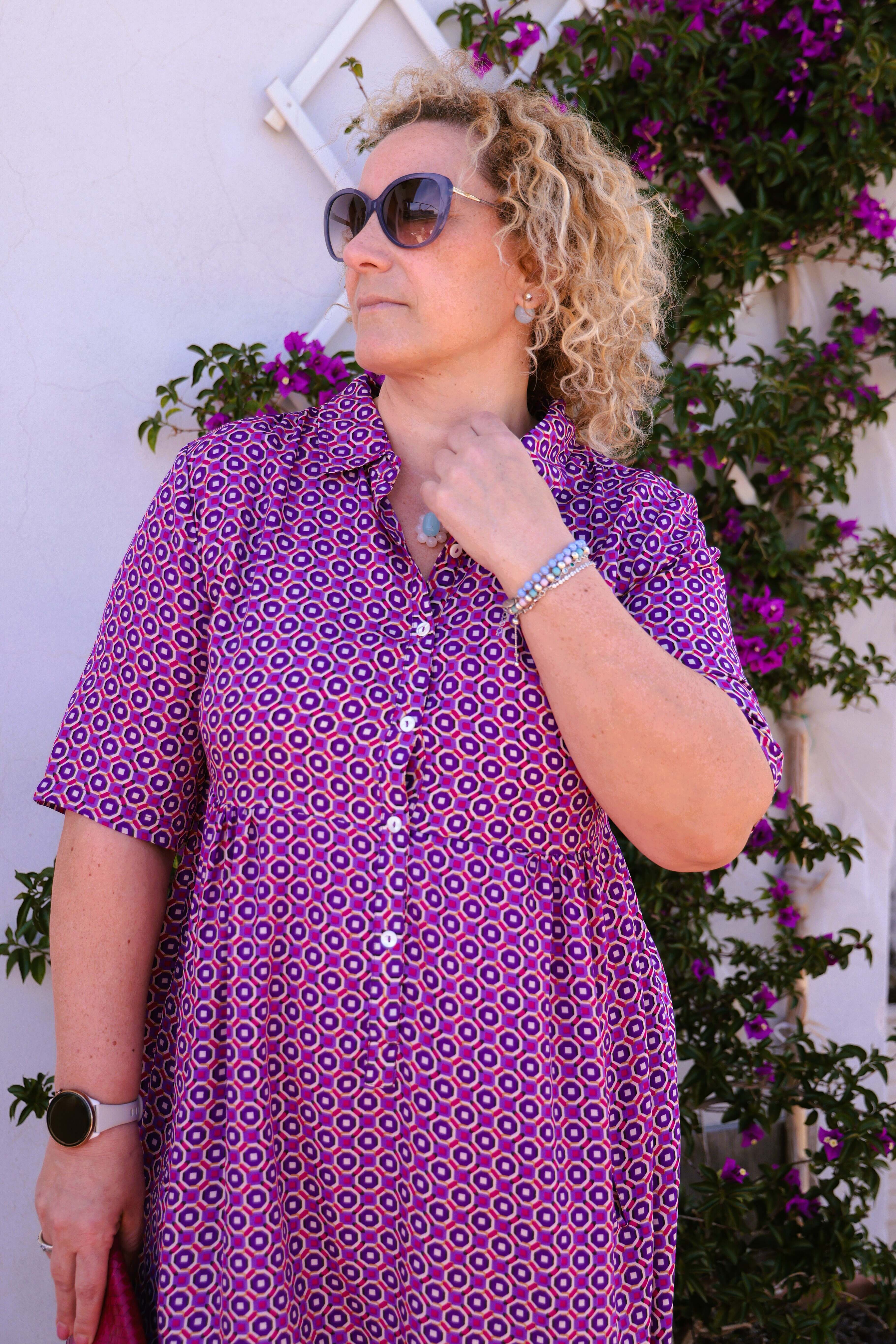 Vestito seta  abito fluido ed elegante con una fantasia geometrica viola e fucsia