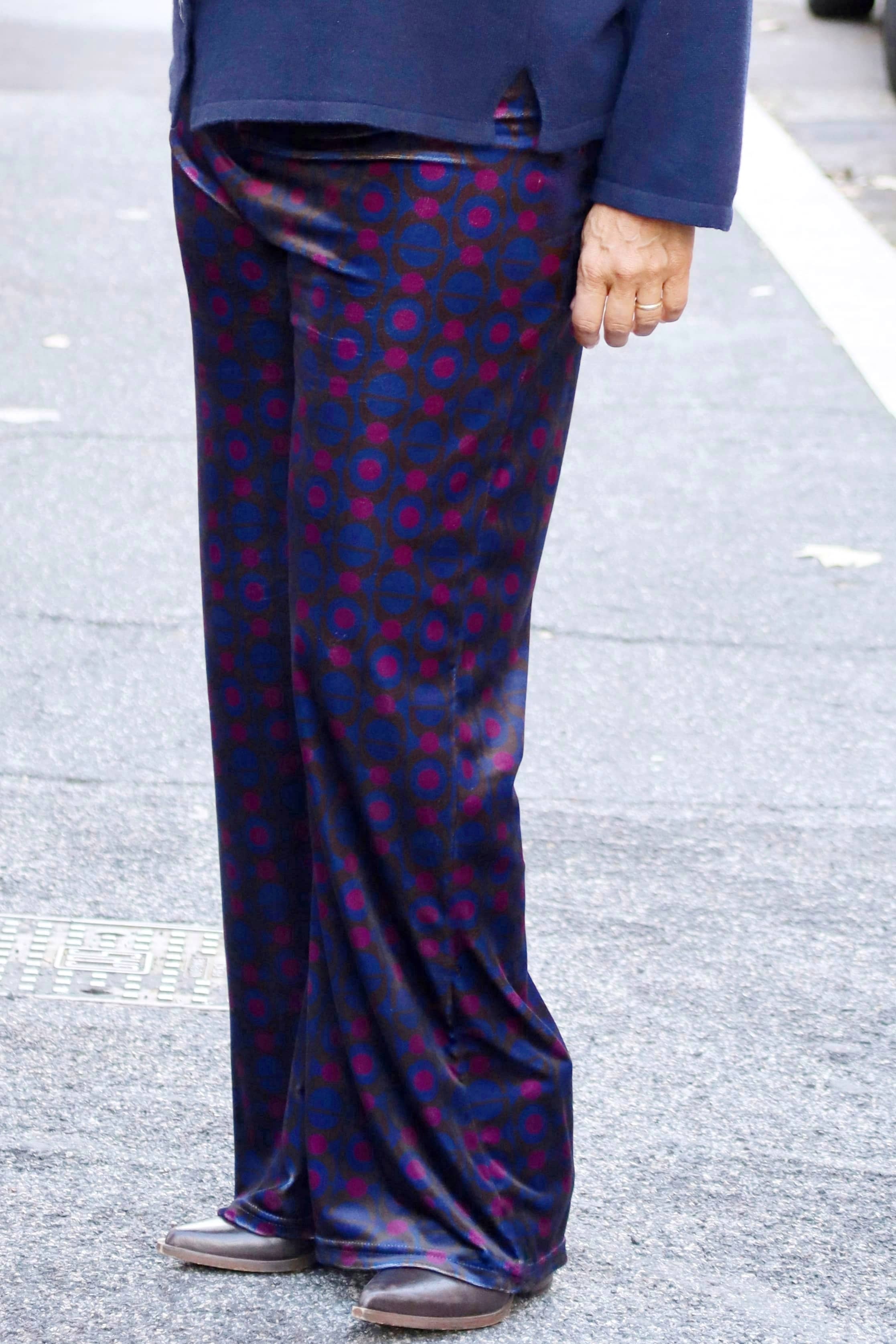 Pantalones de terciopelo geométrico con lunares marrones y berenjena (punto de terciopelo) 