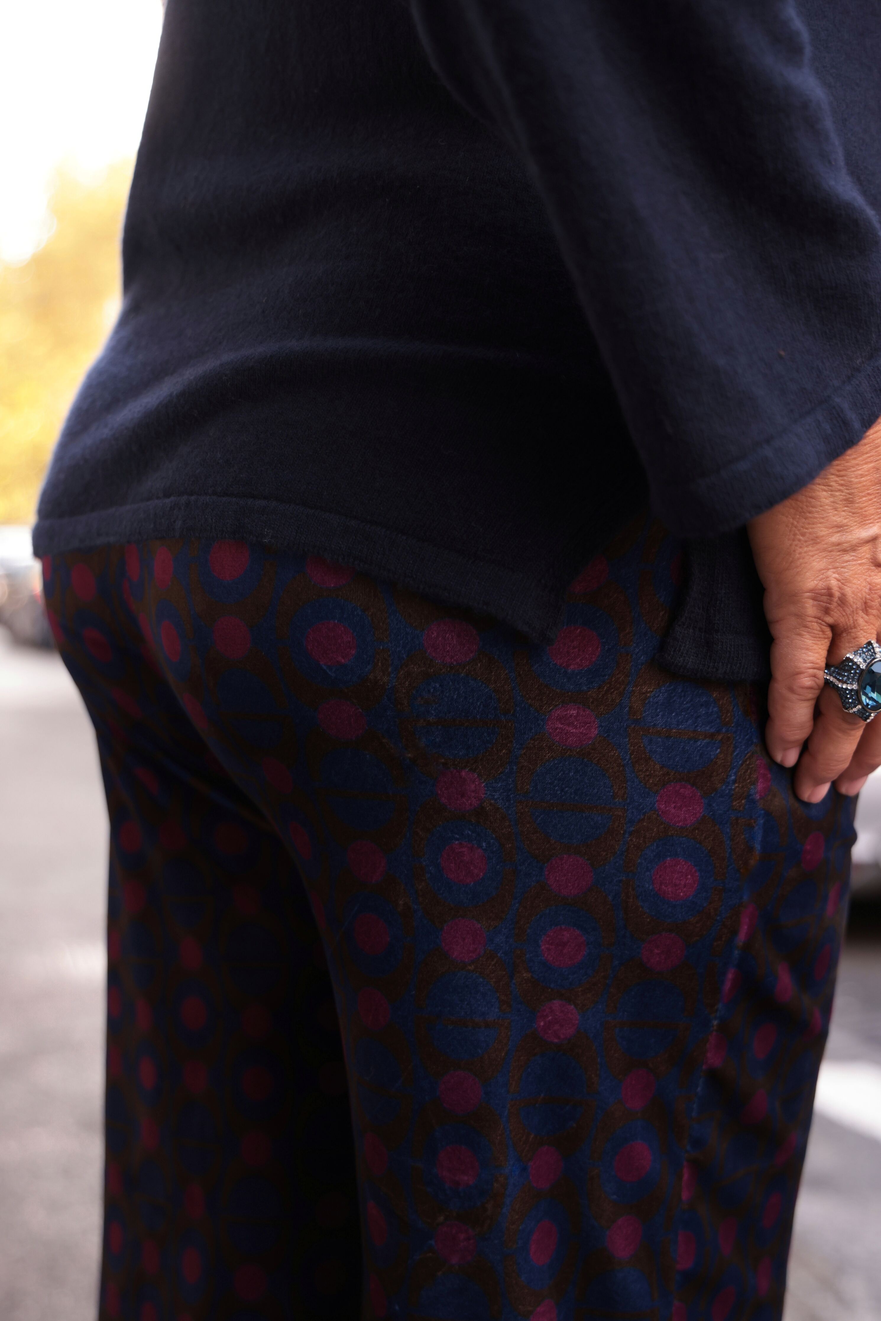 Pantalones de terciopelo geométrico con lunares marrones y berenjena (punto de terciopelo) 