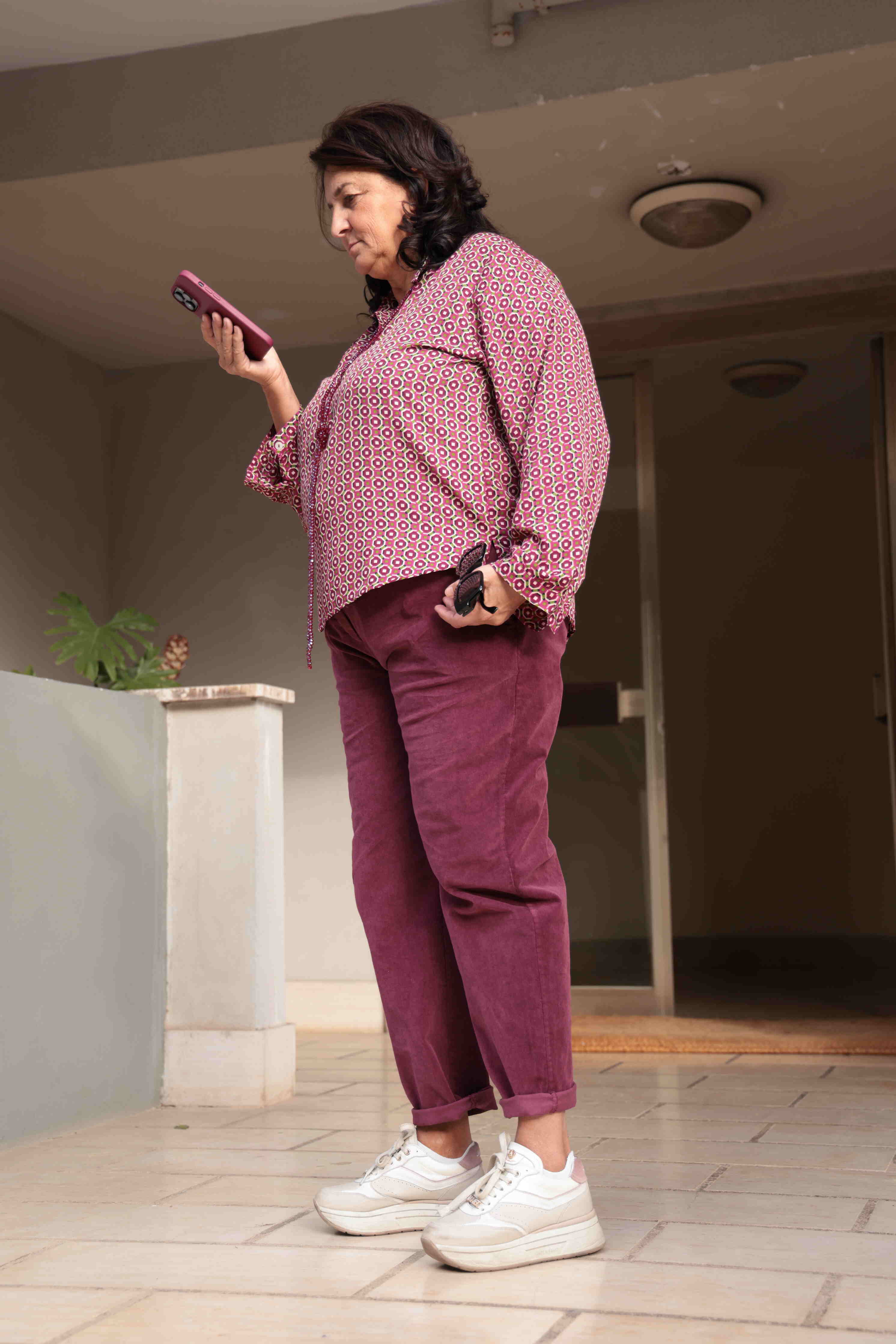 Pantalone in velluto a costine fine in cotone elasticizzato fango