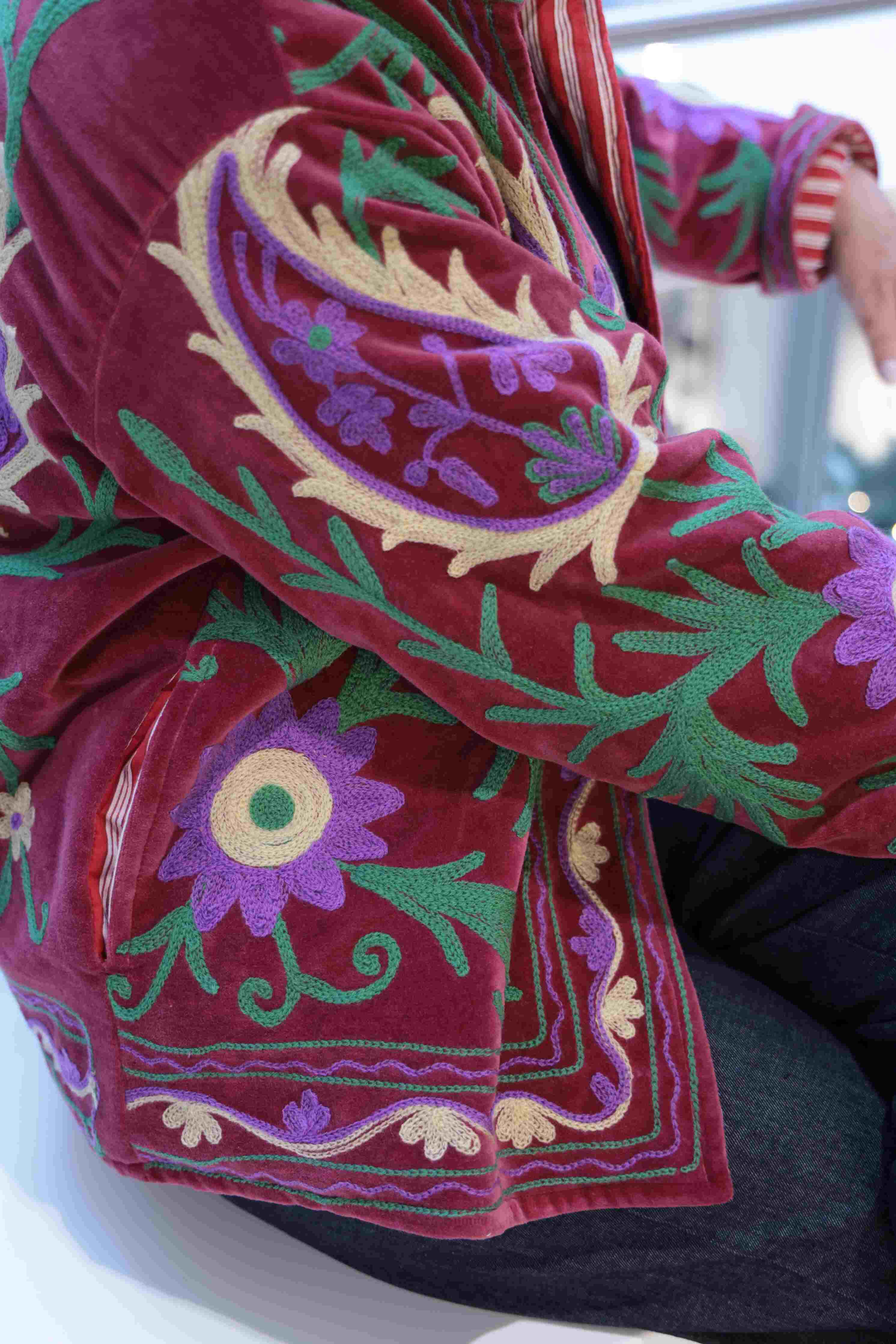 Giacca in velluto liscio ricamata a mano colore bordeaux