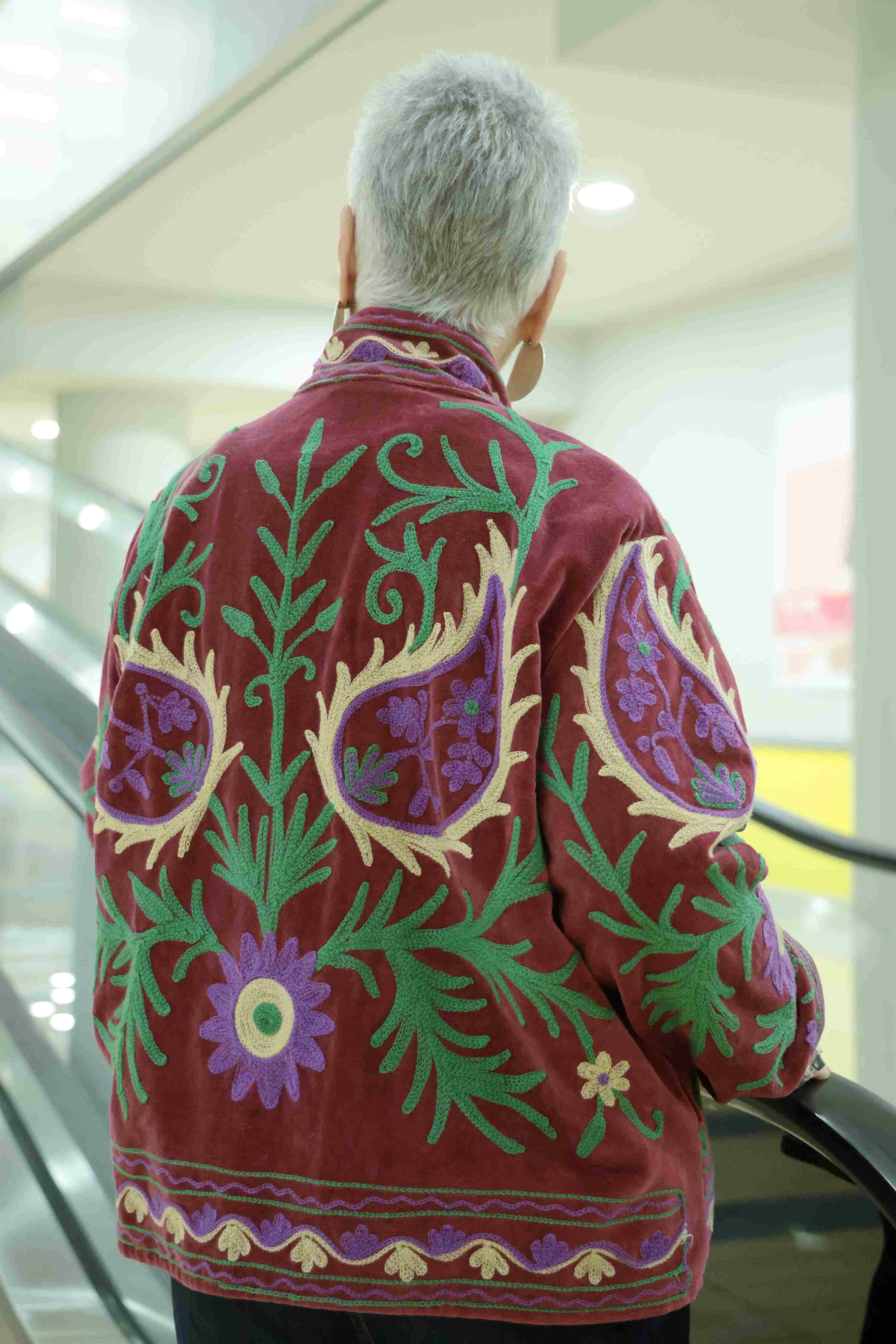 Giacca in velluto liscio ricamata a mano colore bordeaux