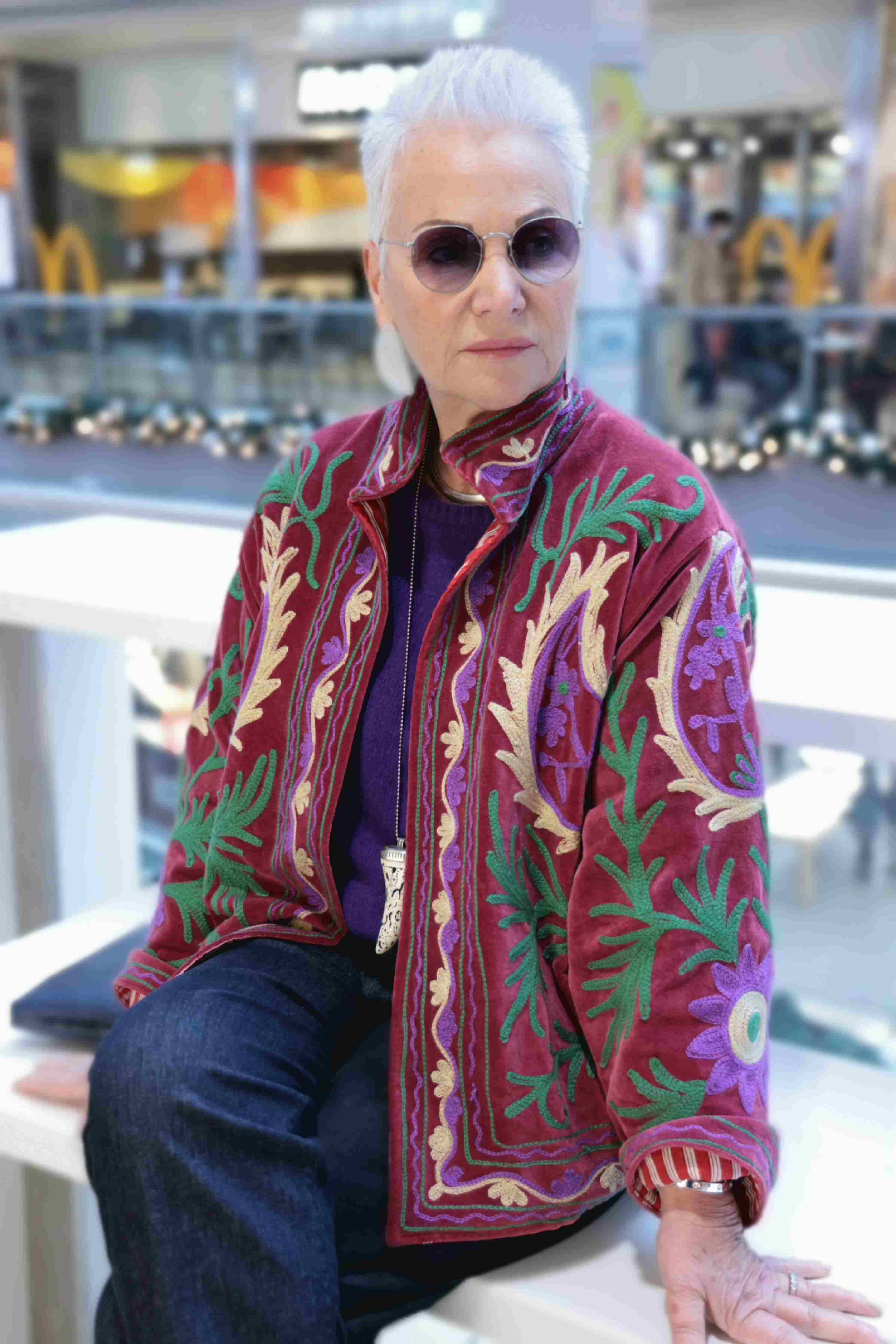 Giacca in velluto liscio ricamata a mano colore bordeaux