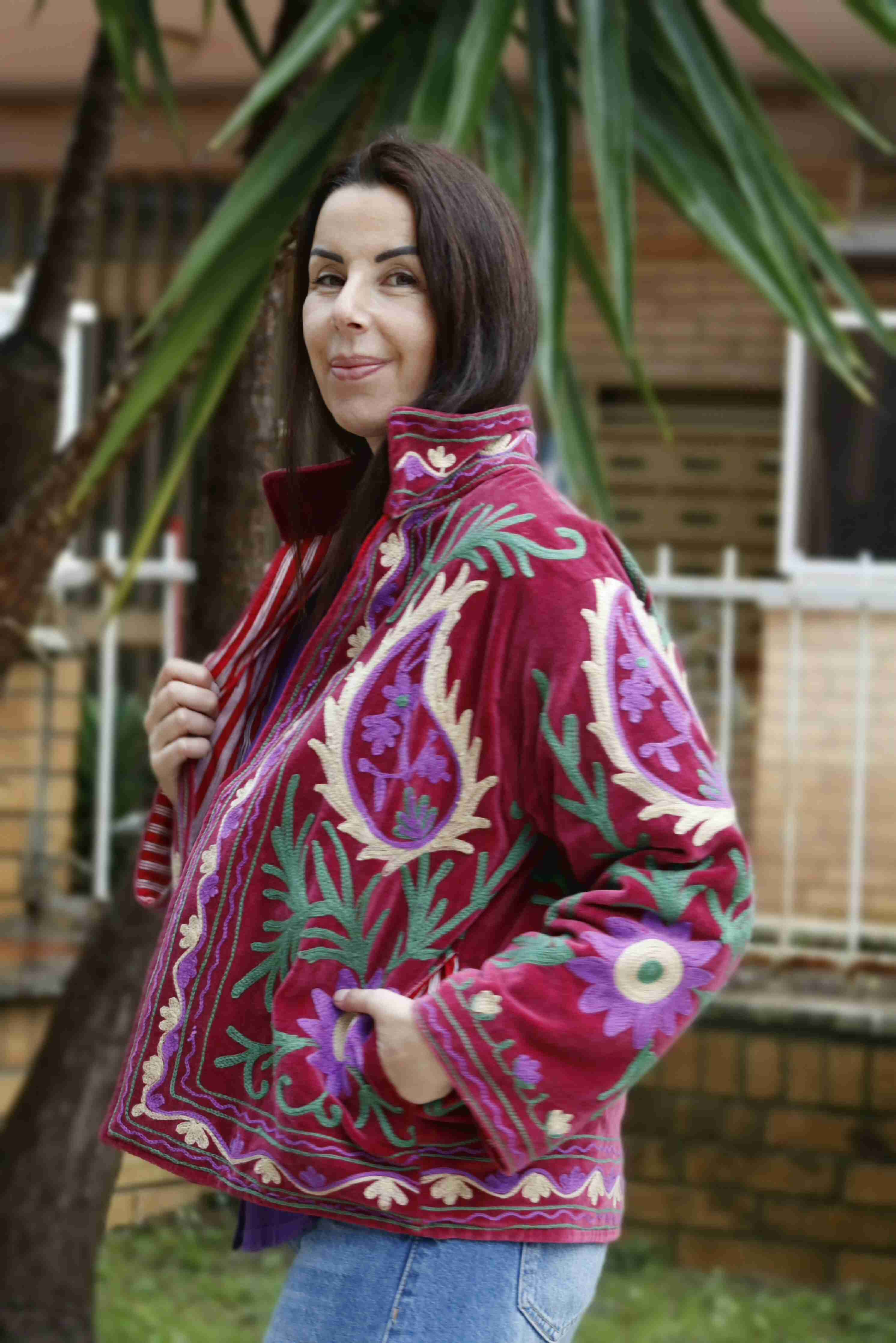 Giacca in velluto liscio ricamata a mano colore bordeaux