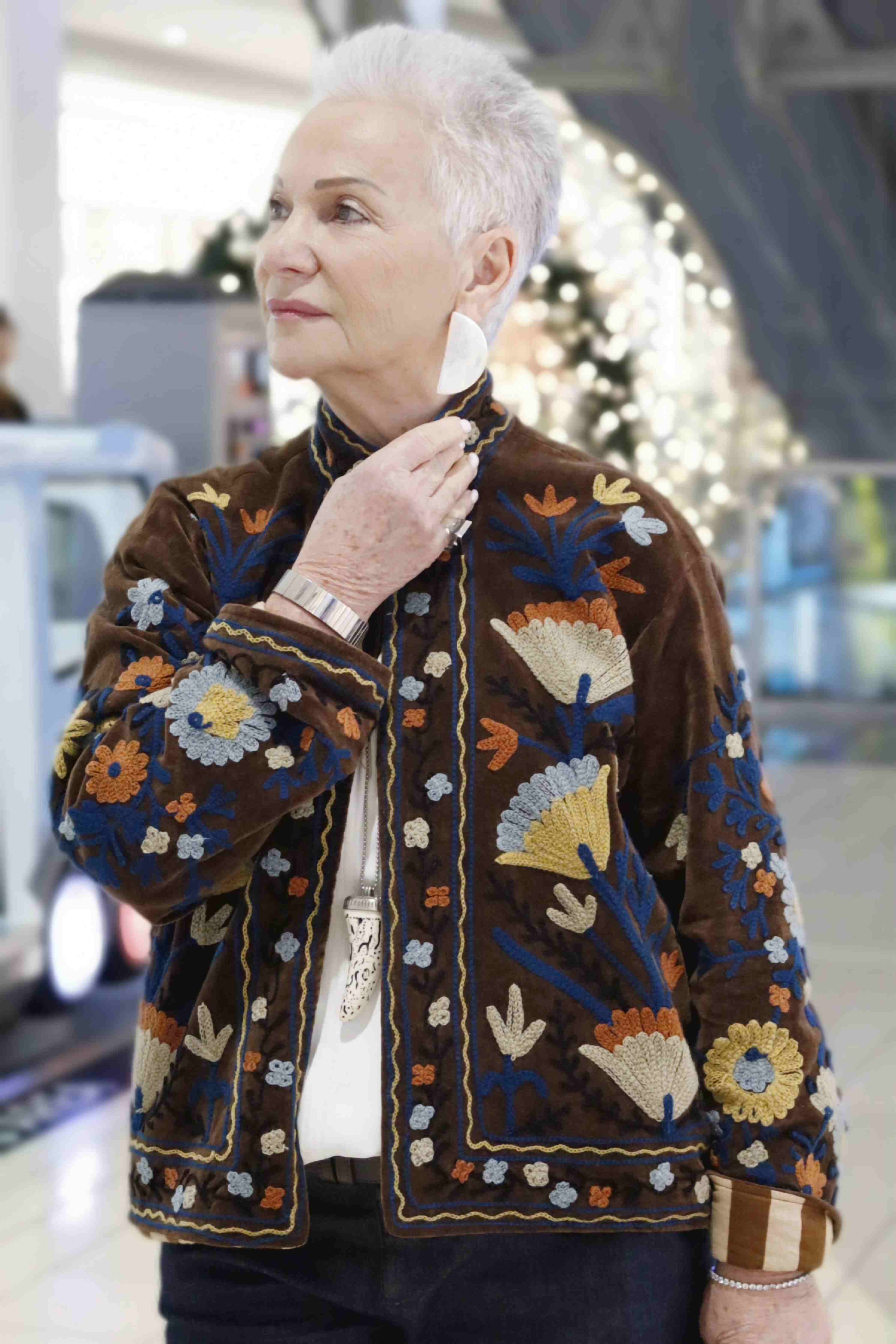 Giacca in velluto liscio color testa di moro ricamata a mano 