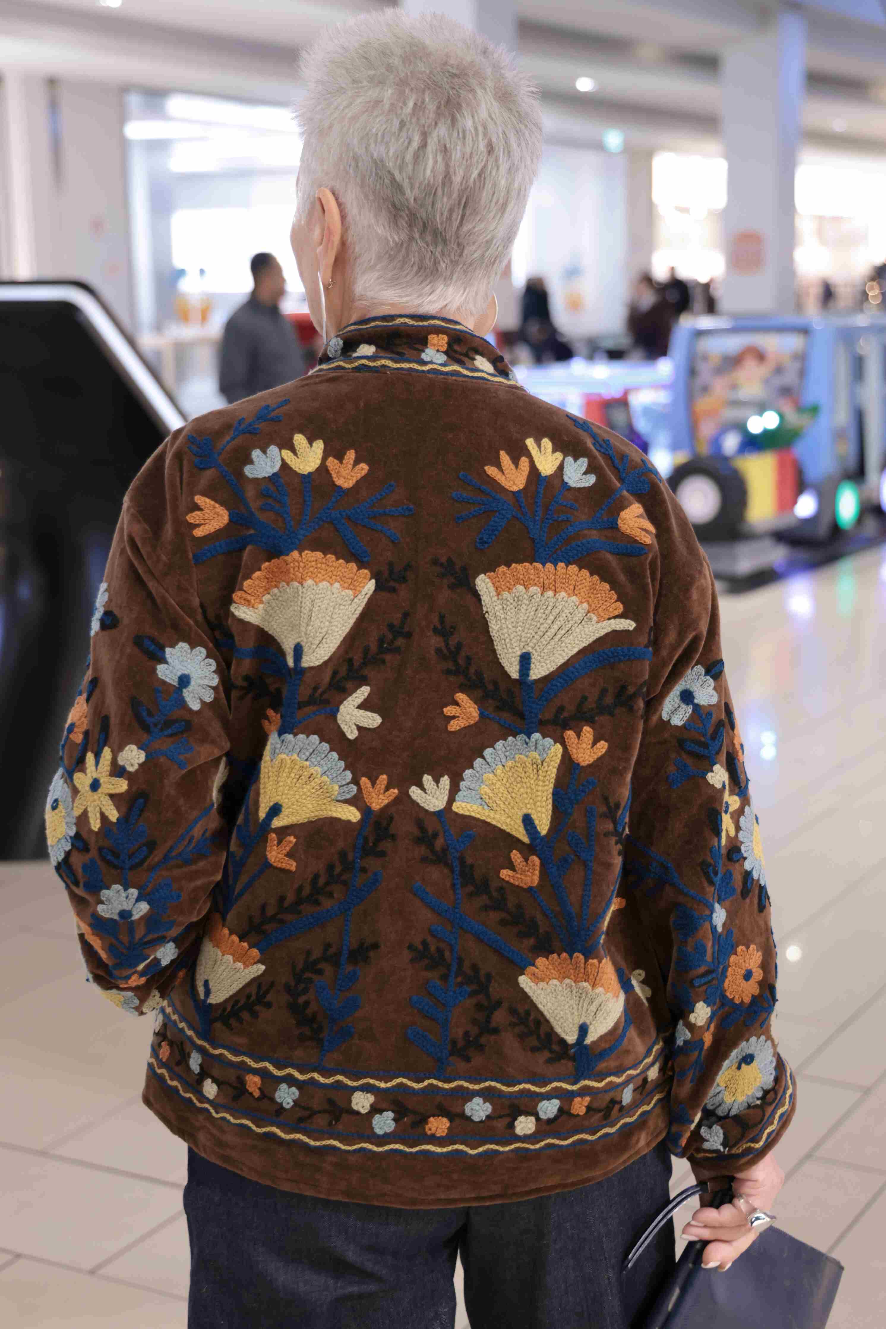 Giacca in velluto liscio color testa di moro ricamata a mano 