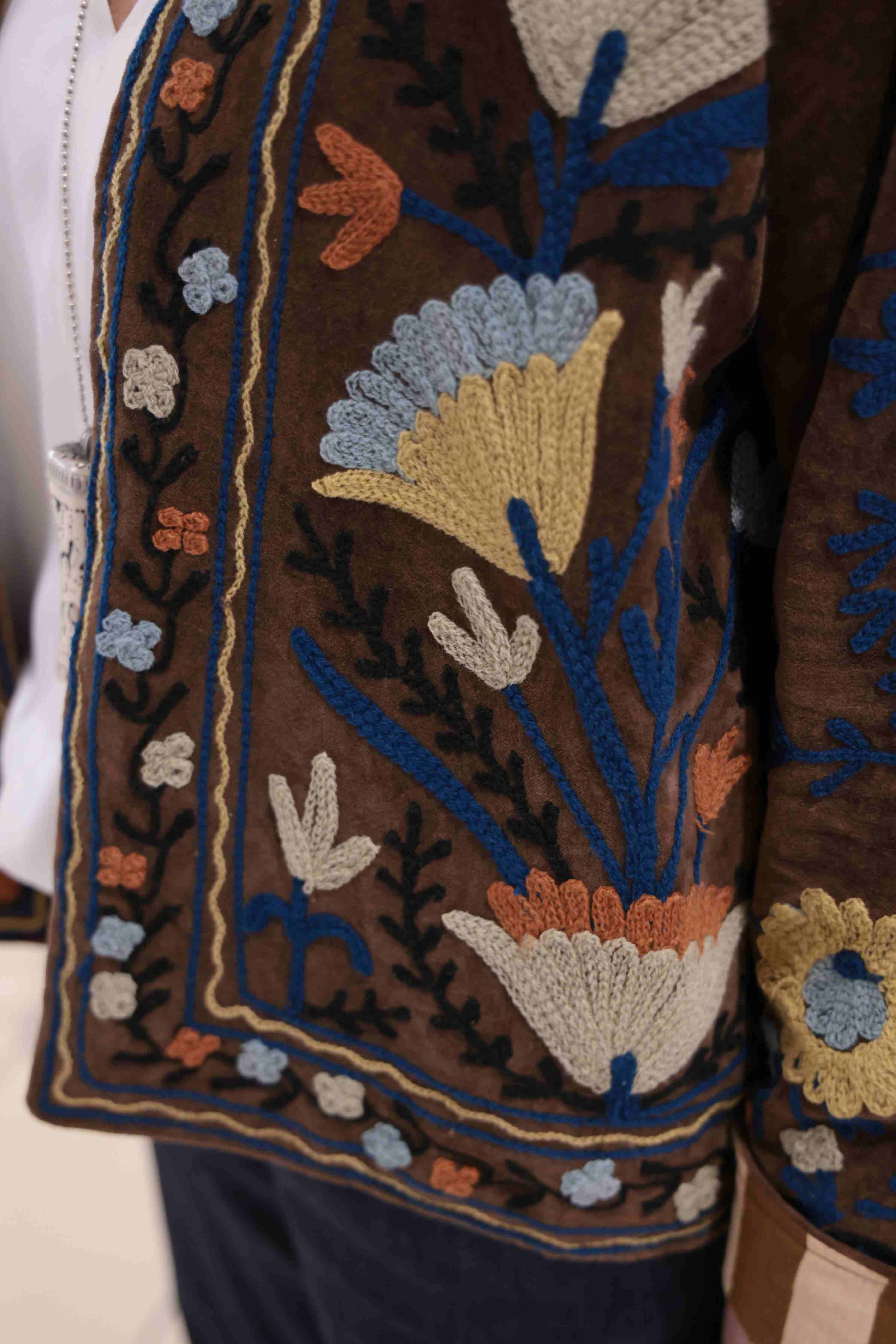 Giacca in velluto liscio color testa di moro ricamata a mano 