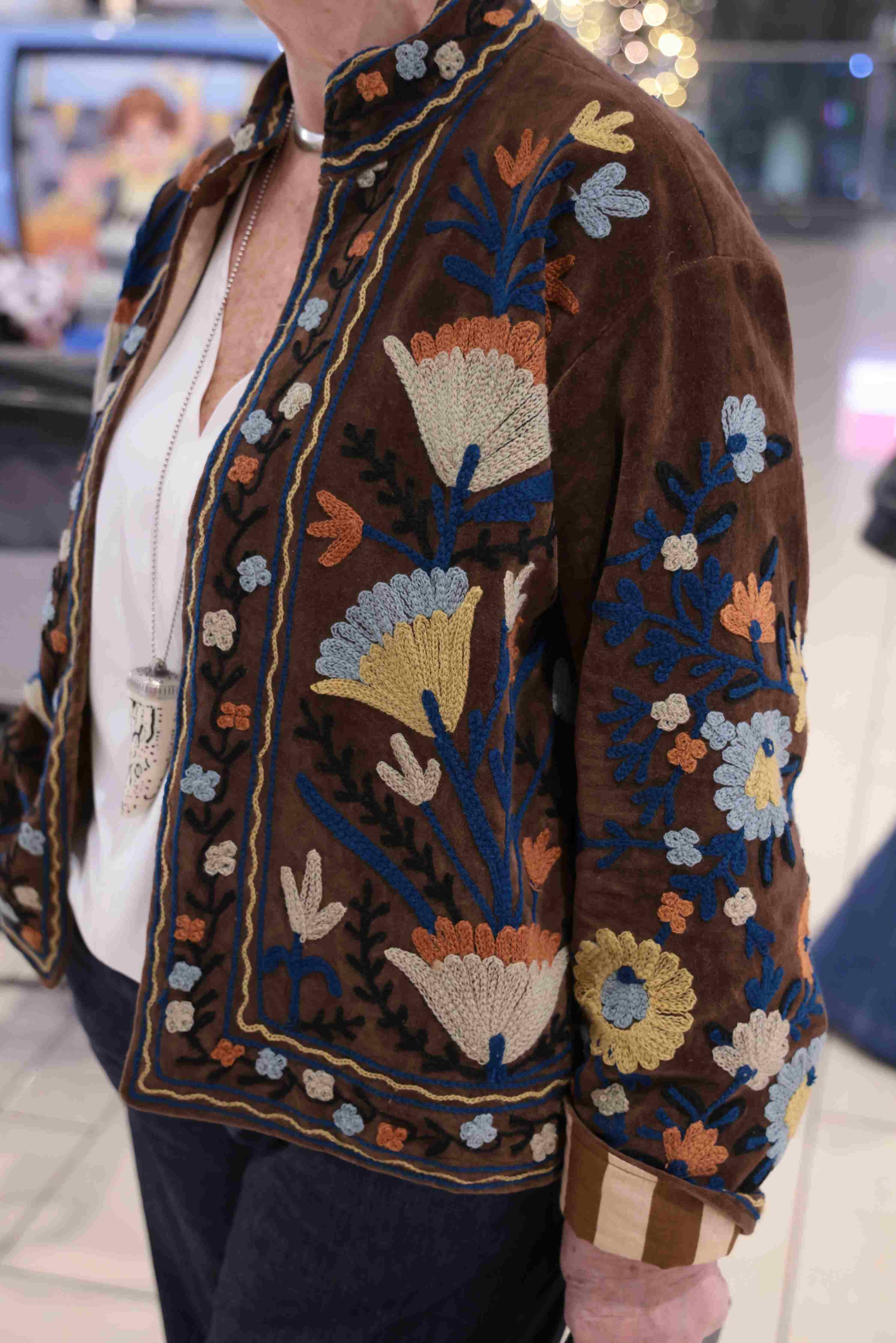 Giacca in velluto liscio color testa di moro ricamata a mano 