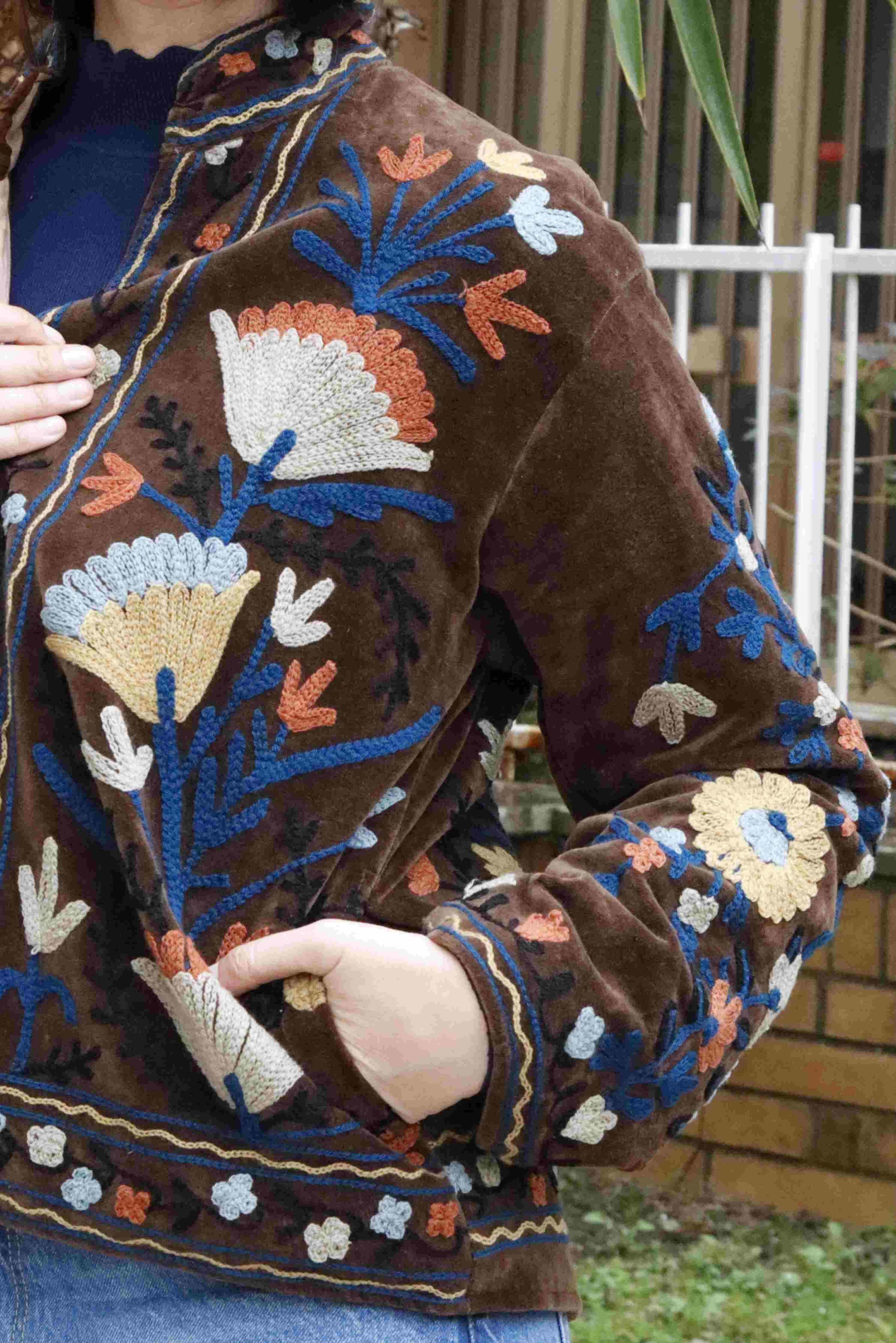 Giacca in velluto liscio color testa di moro ricamata a mano 