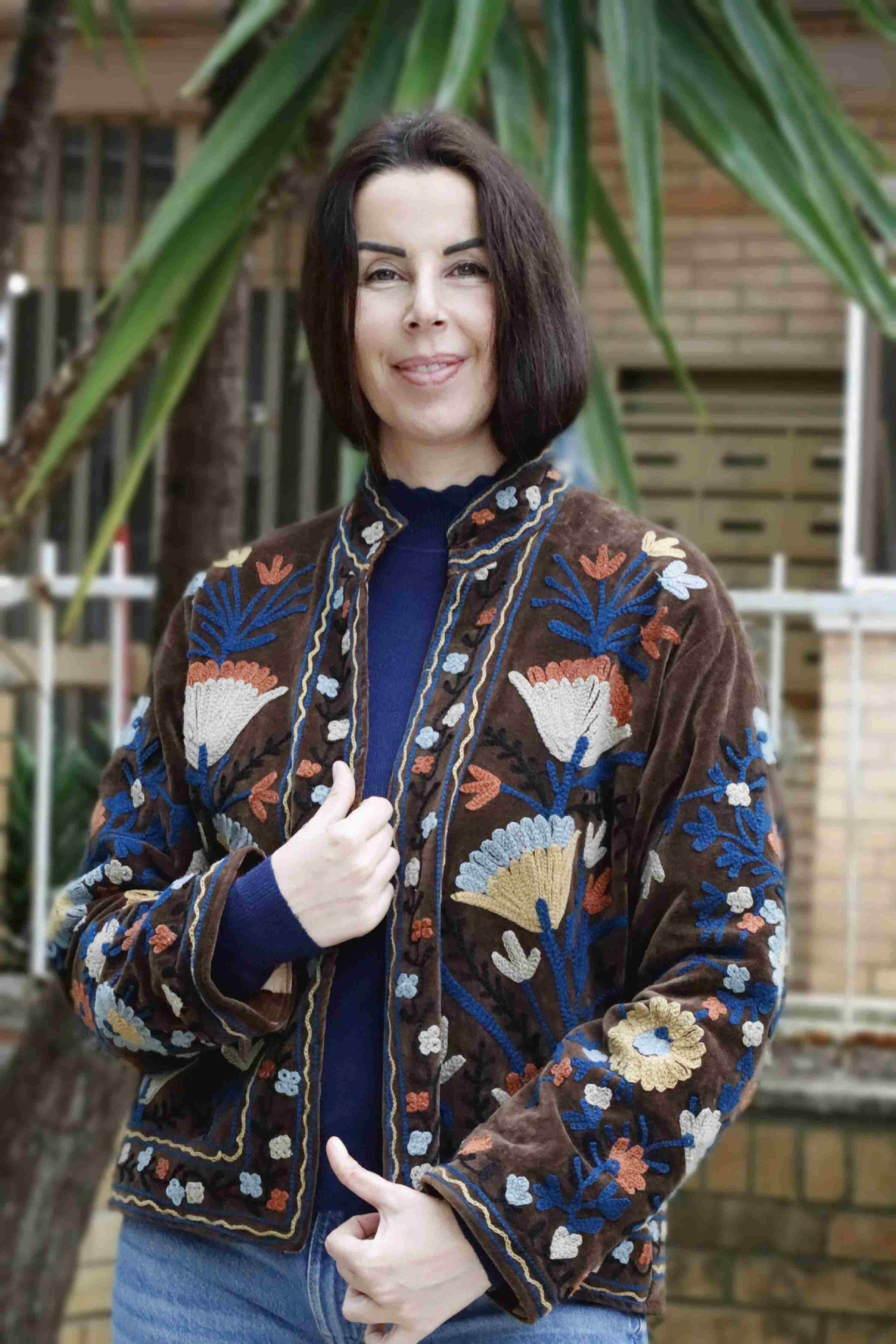 Giacca in velluto liscio color testa di moro ricamata a mano 