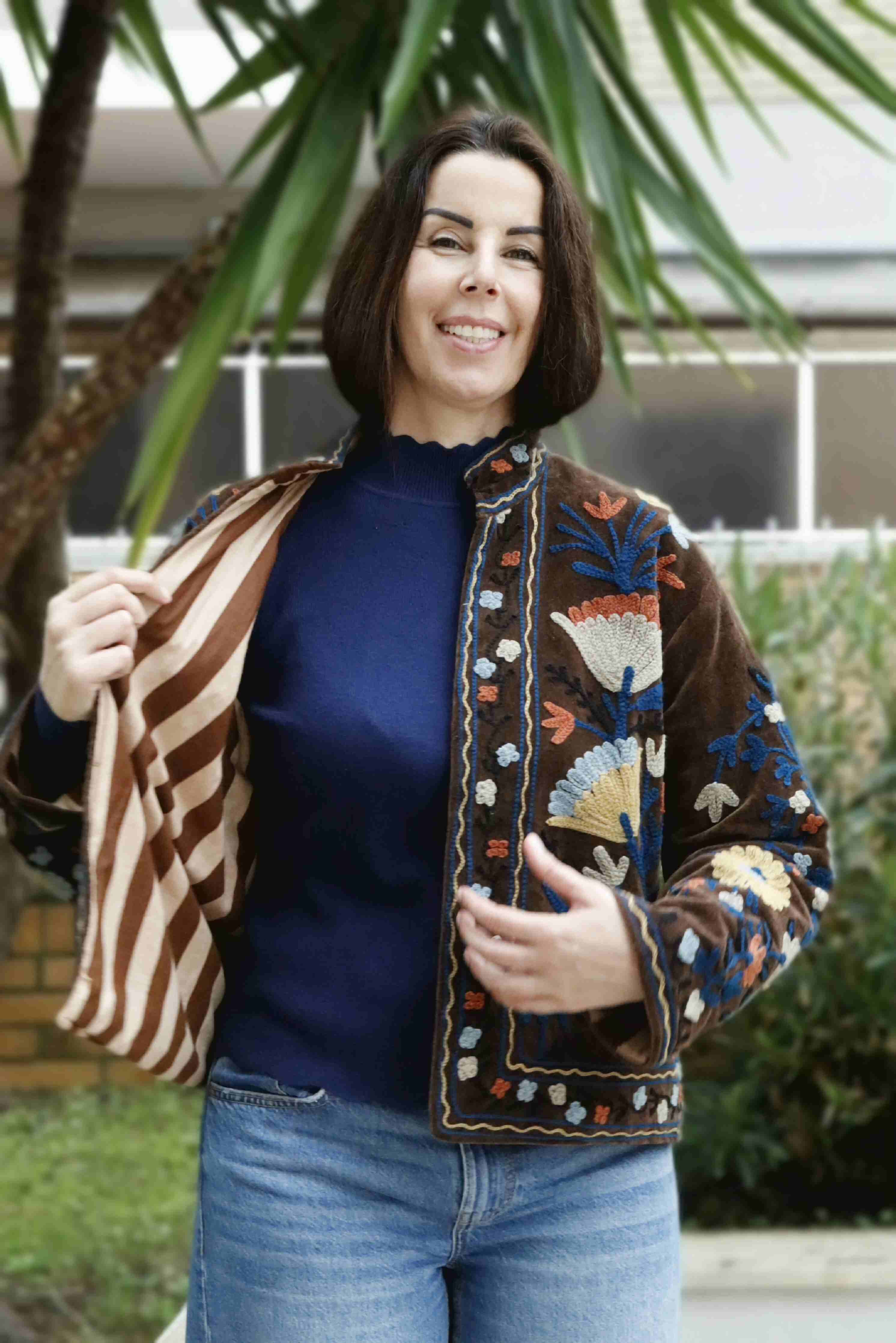 Giacca in velluto liscio color testa di moro ricamata a mano 