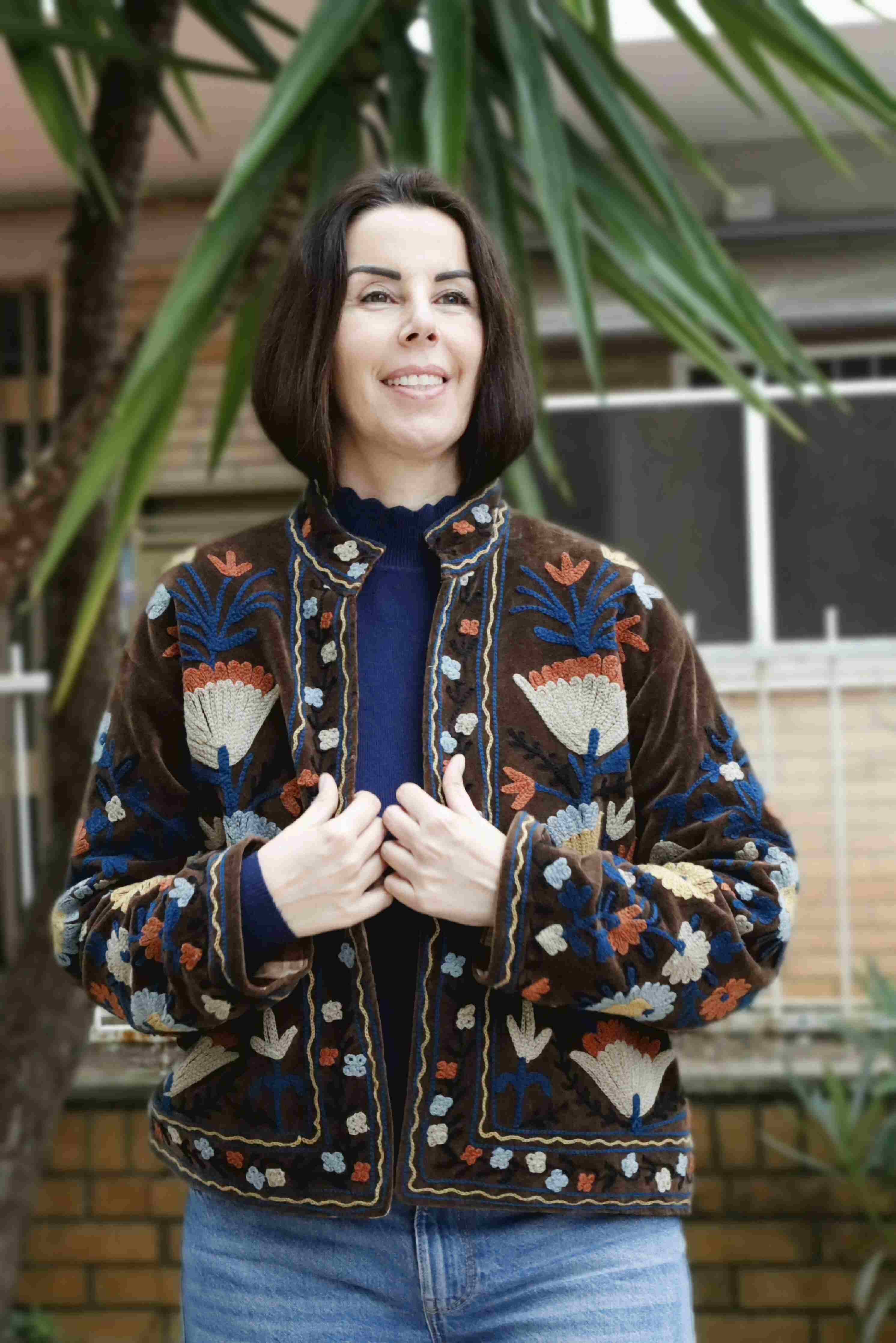 Giacca in velluto liscio color testa di moro ricamata a mano 