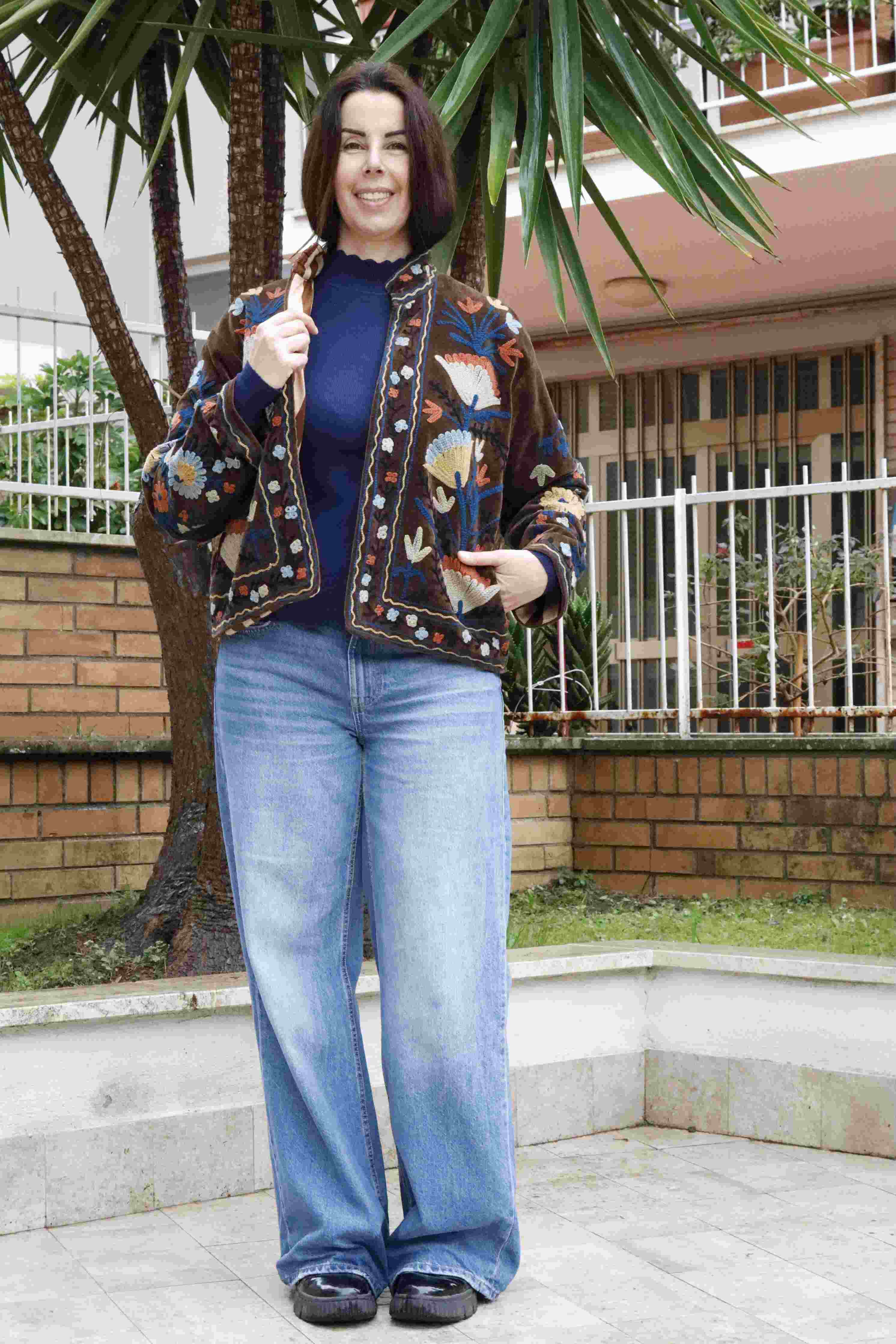 Giacca in velluto liscio color testa di moro ricamata a mano 