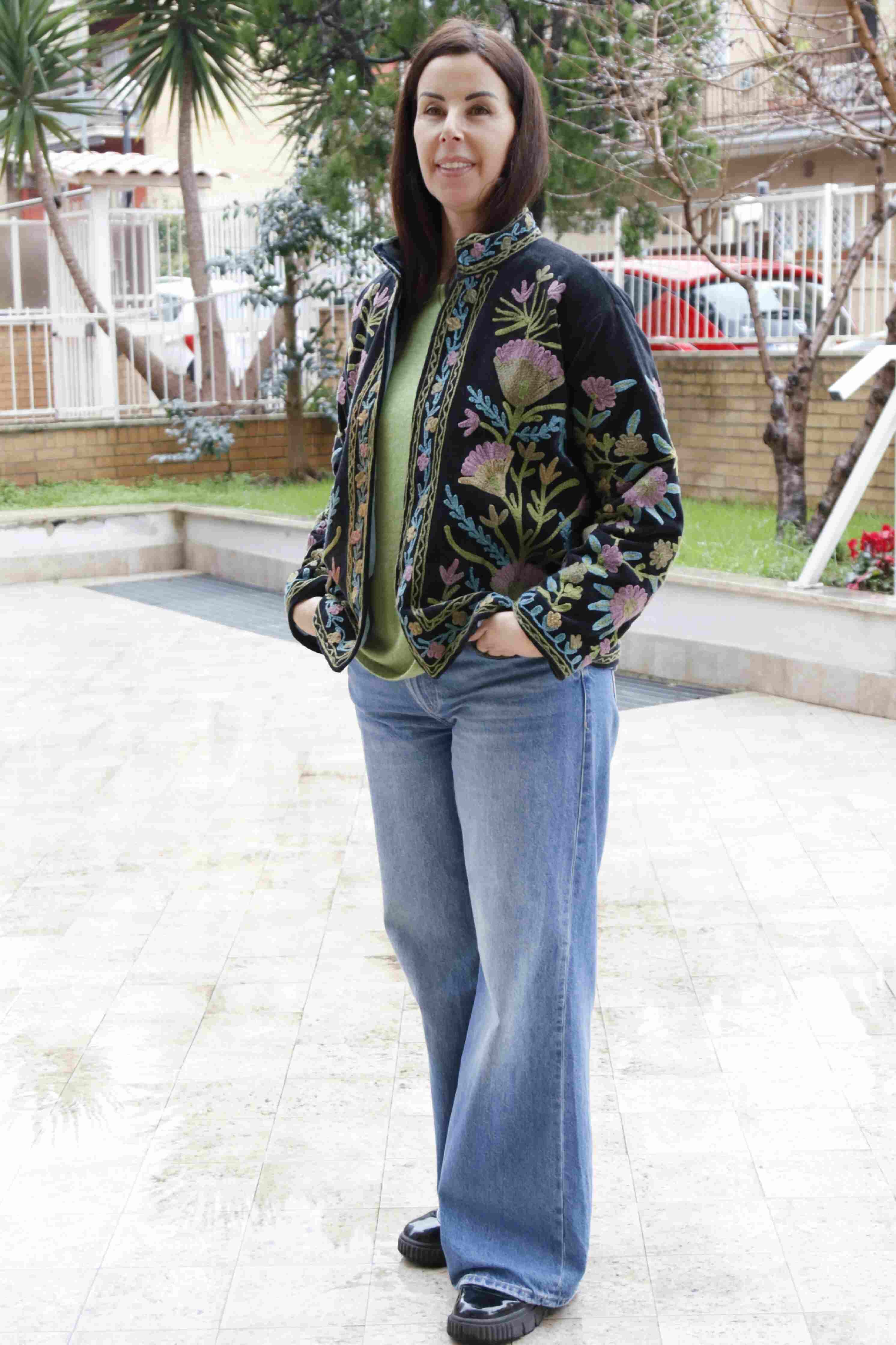 Giacca in velluto liscio ricamata a mano colore nero