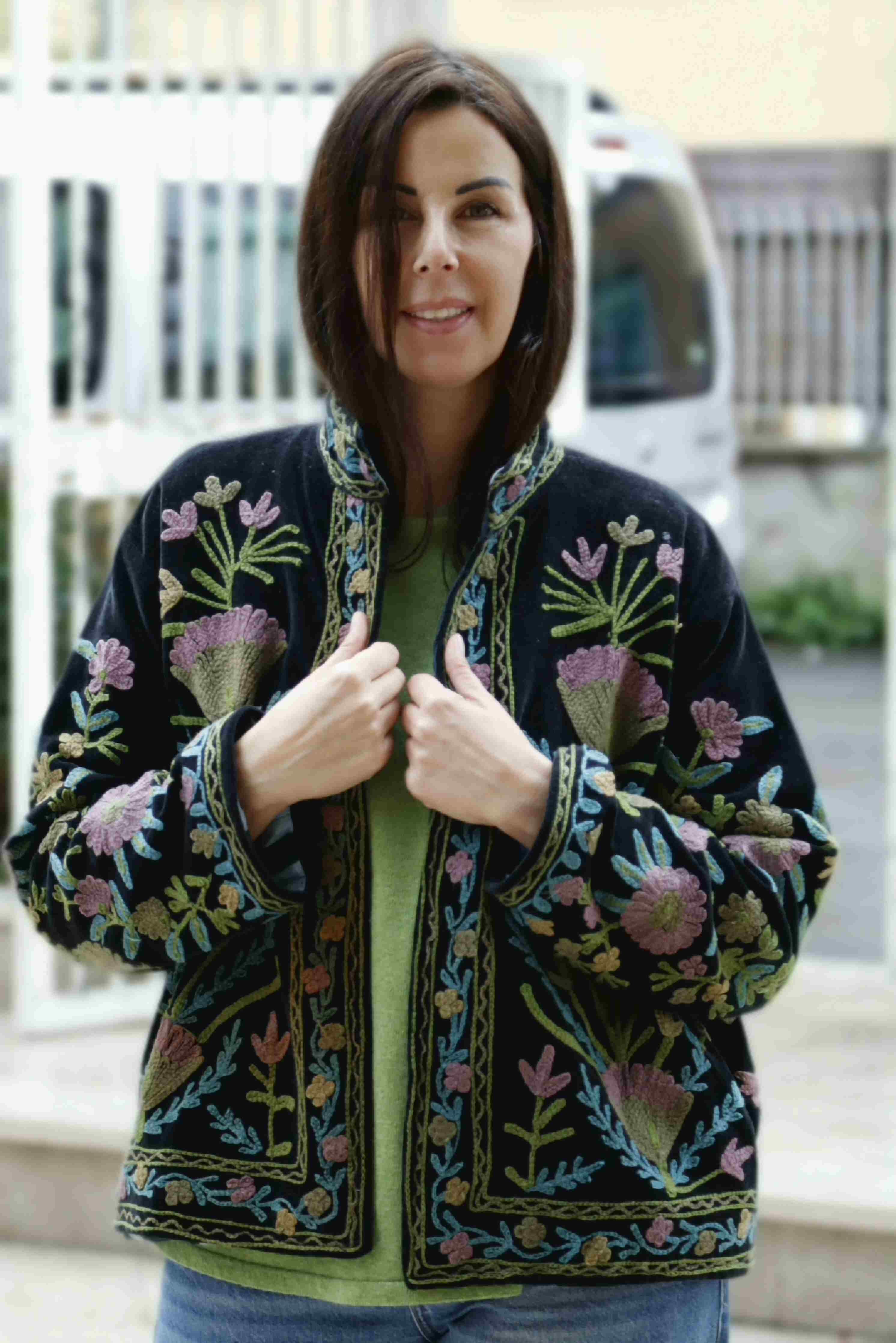 Giacca in velluto liscio ricamata a mano colore nero