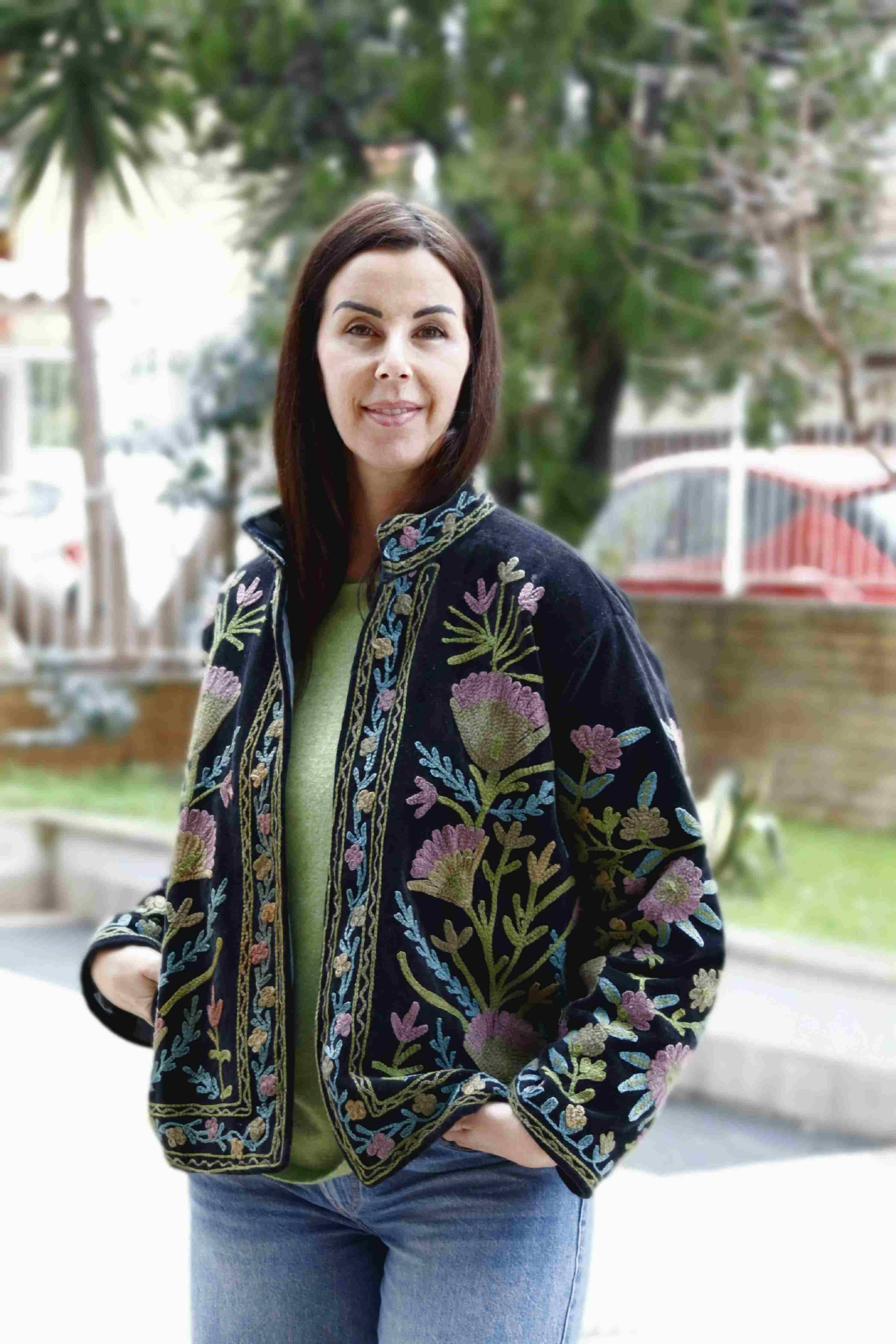 Giacca in velluto liscio ricamata a mano colore nero