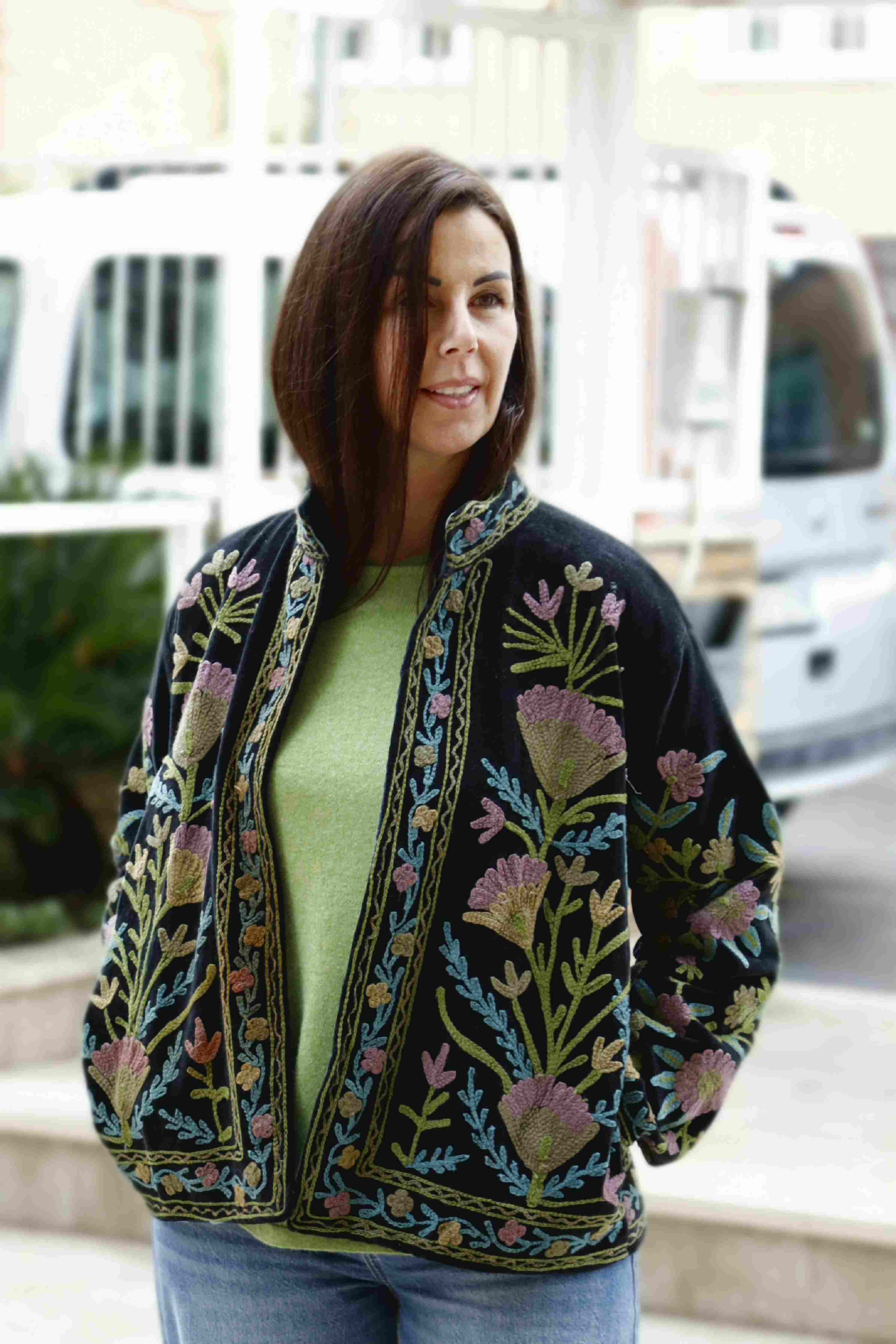 Giacca in velluto liscio ricamata a mano colore nero