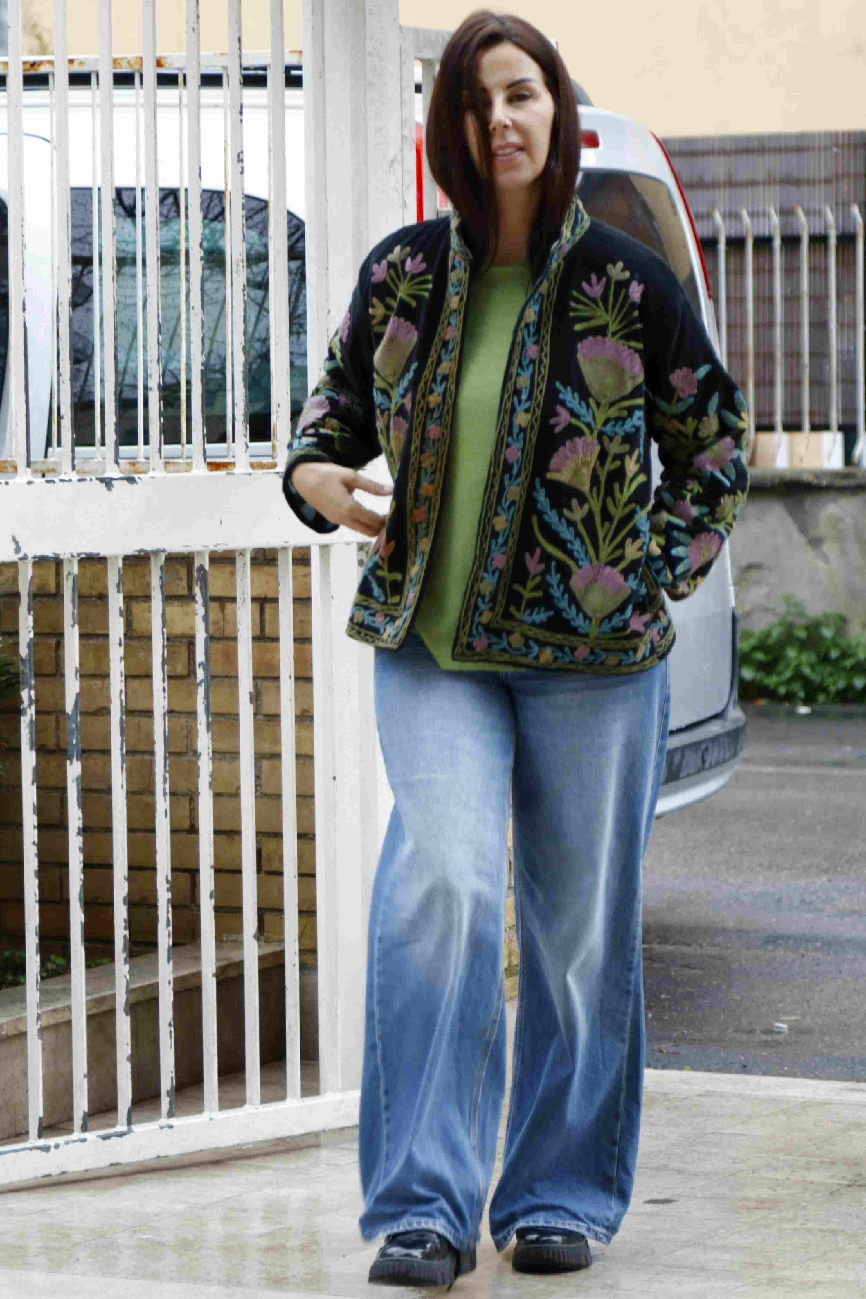 Giacca in velluto liscio ricamata a mano colore nero