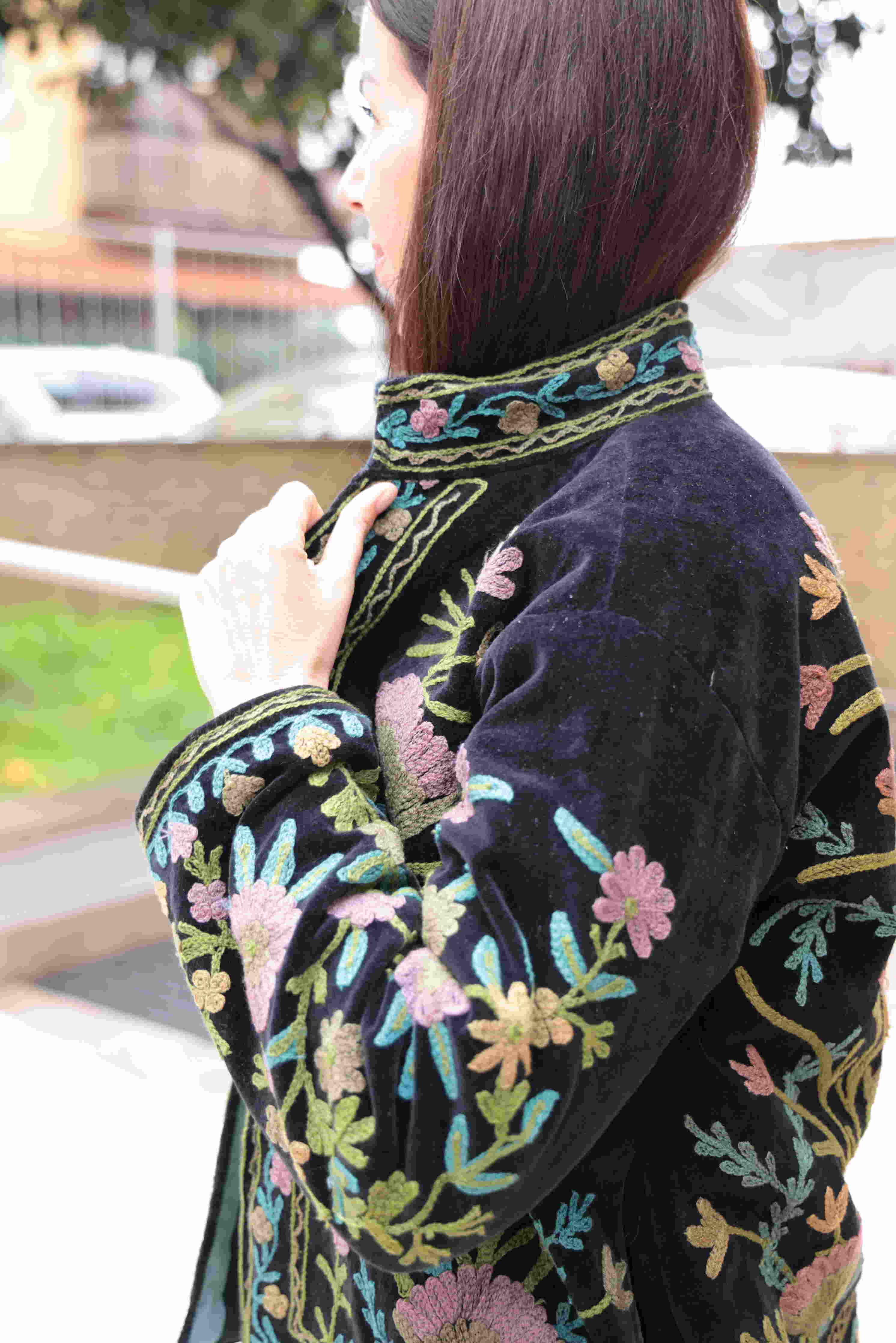 Giacca in velluto liscio ricamata a mano colore nero