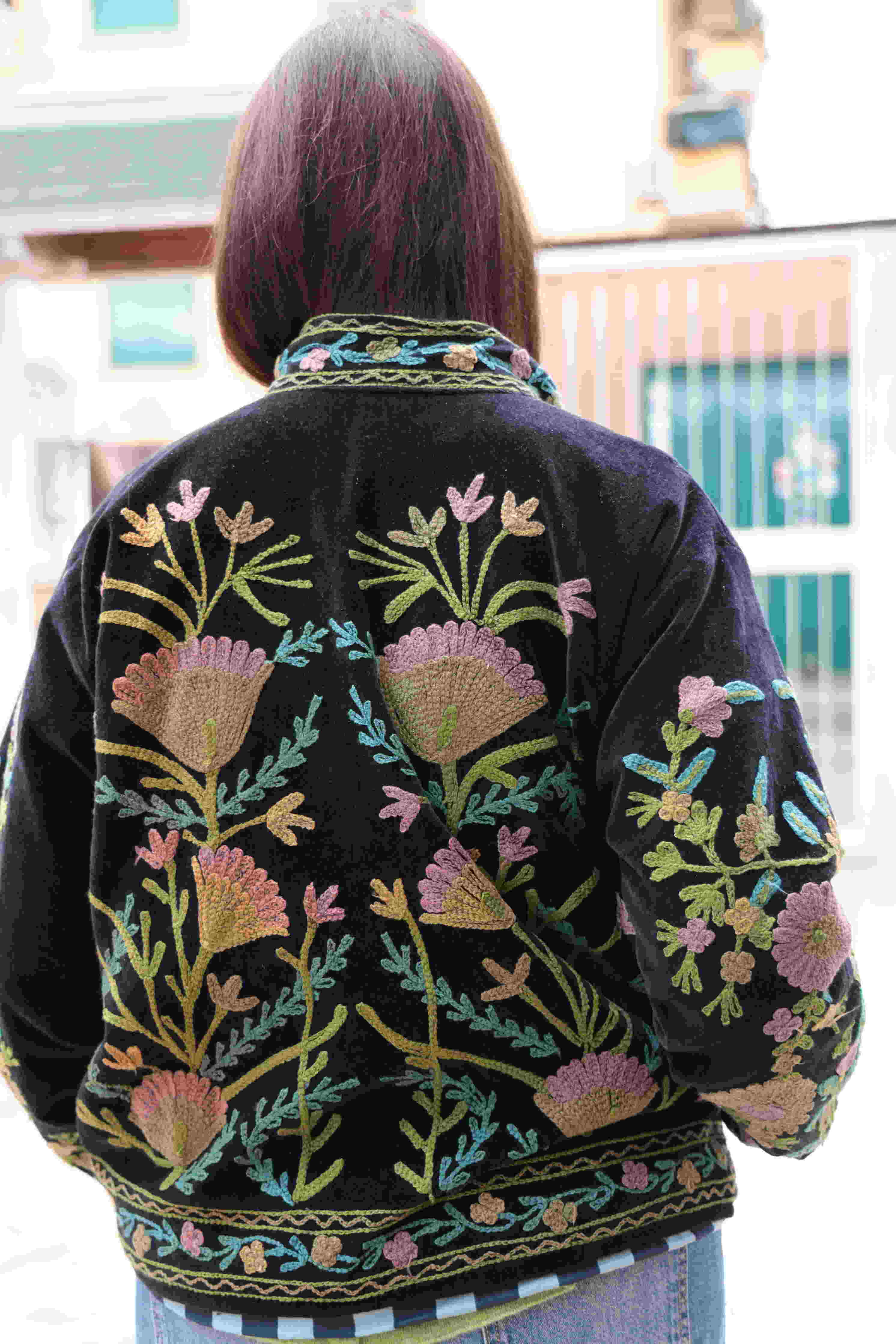 Giacca in velluto liscio ricamata a mano colore nero