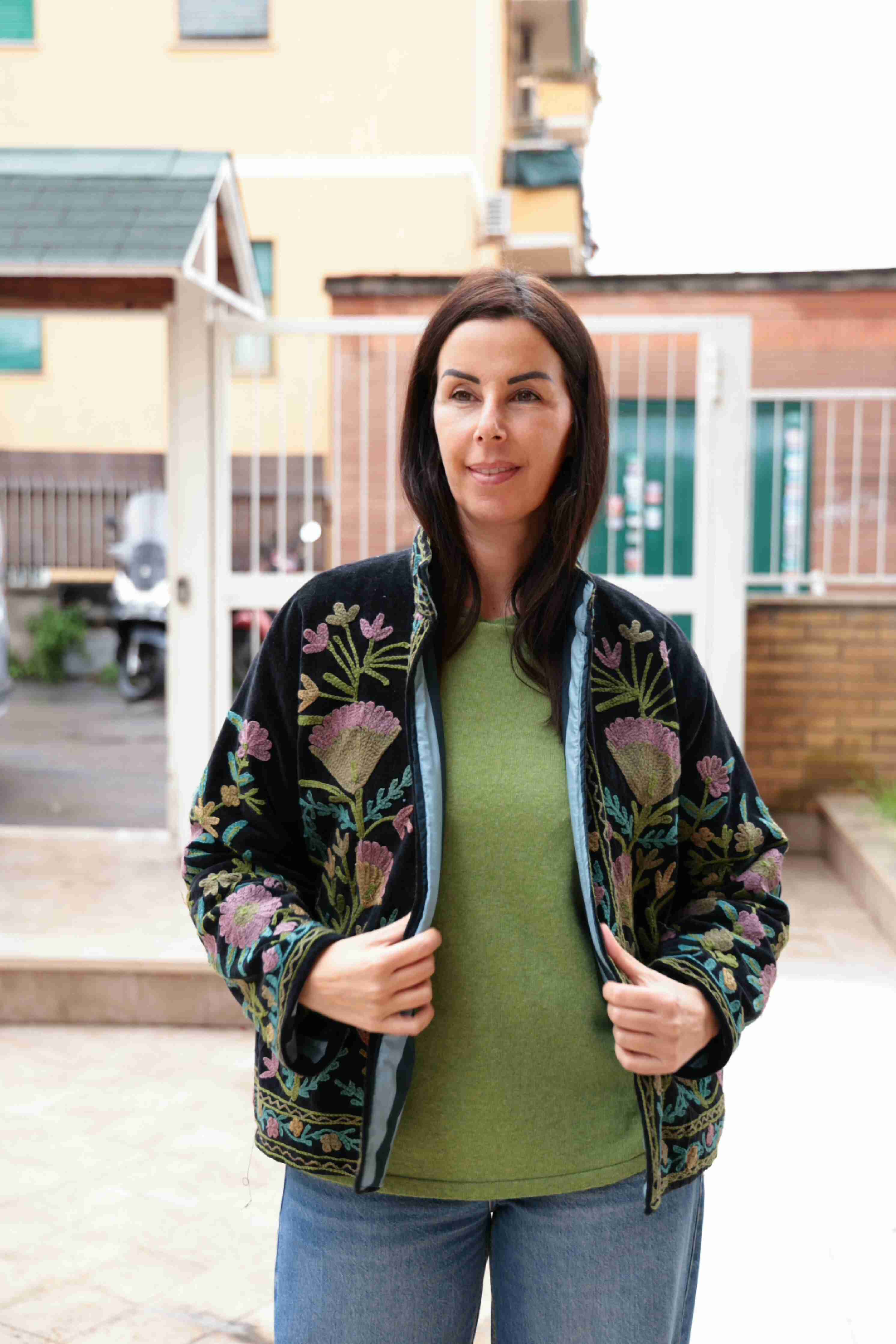 Giacca in velluto liscio ricamata a mano colore nero