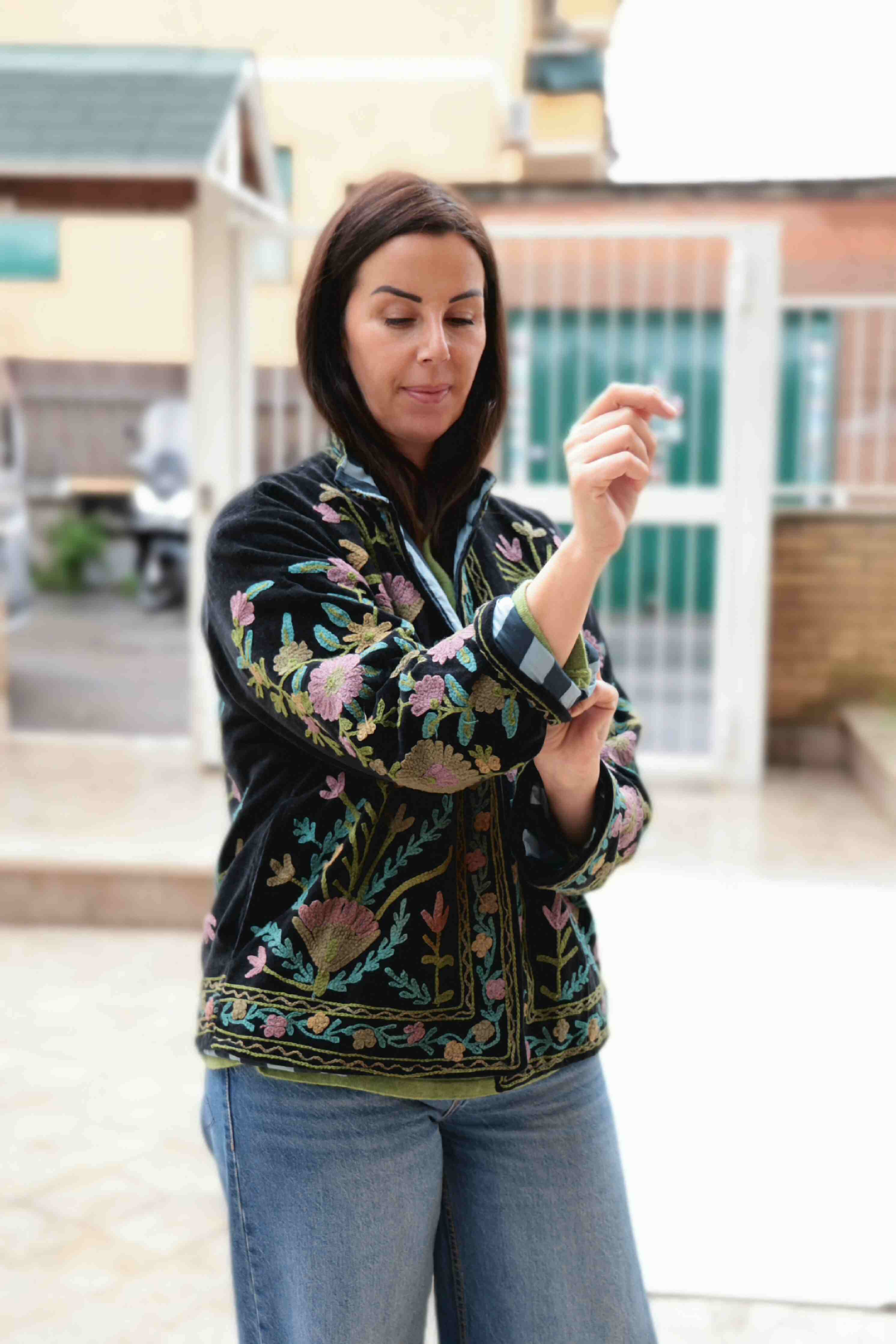 Giacca in velluto liscio ricamata a mano colore nero