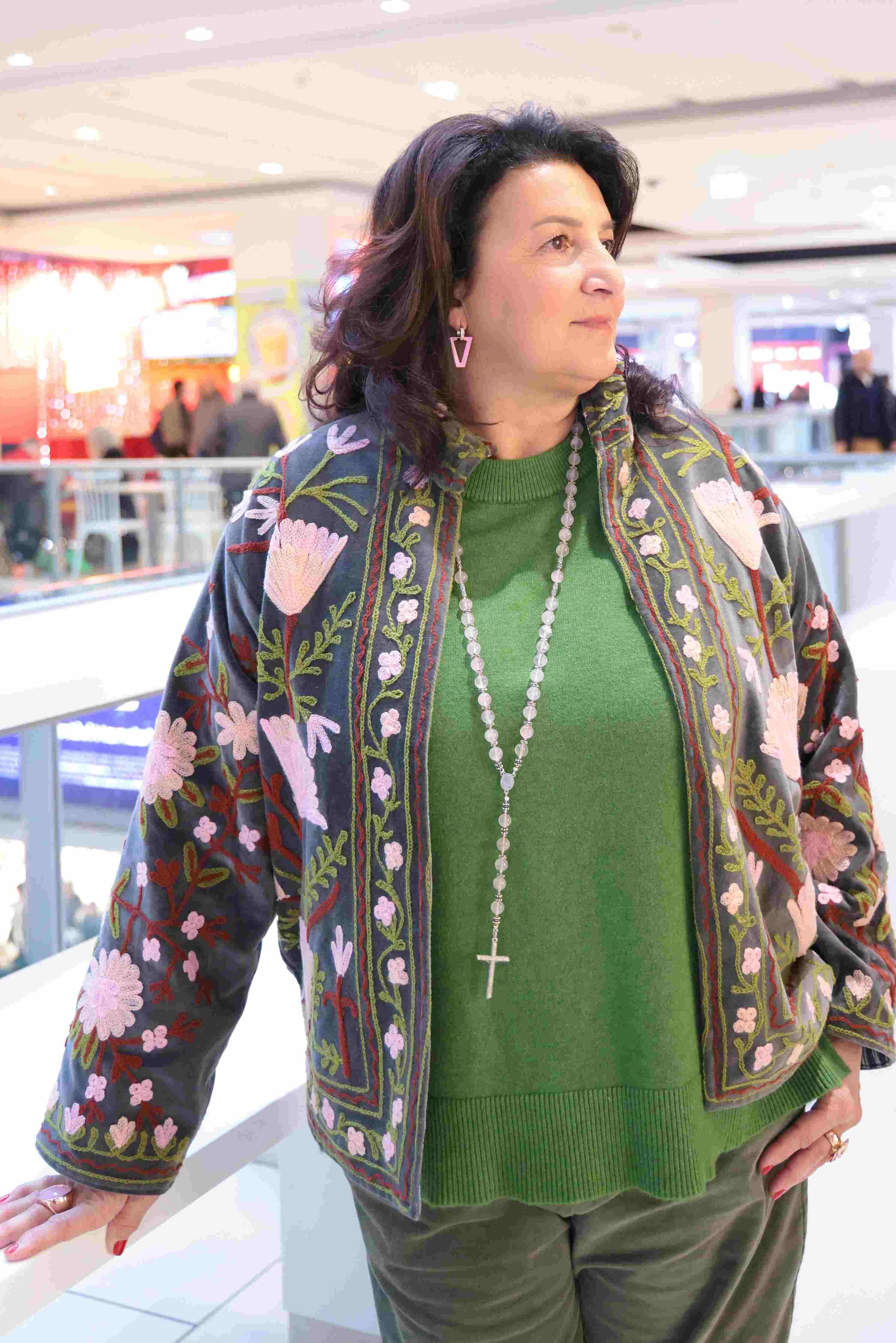 Giacca in velluto liscio ricamata a mano colore verde militare