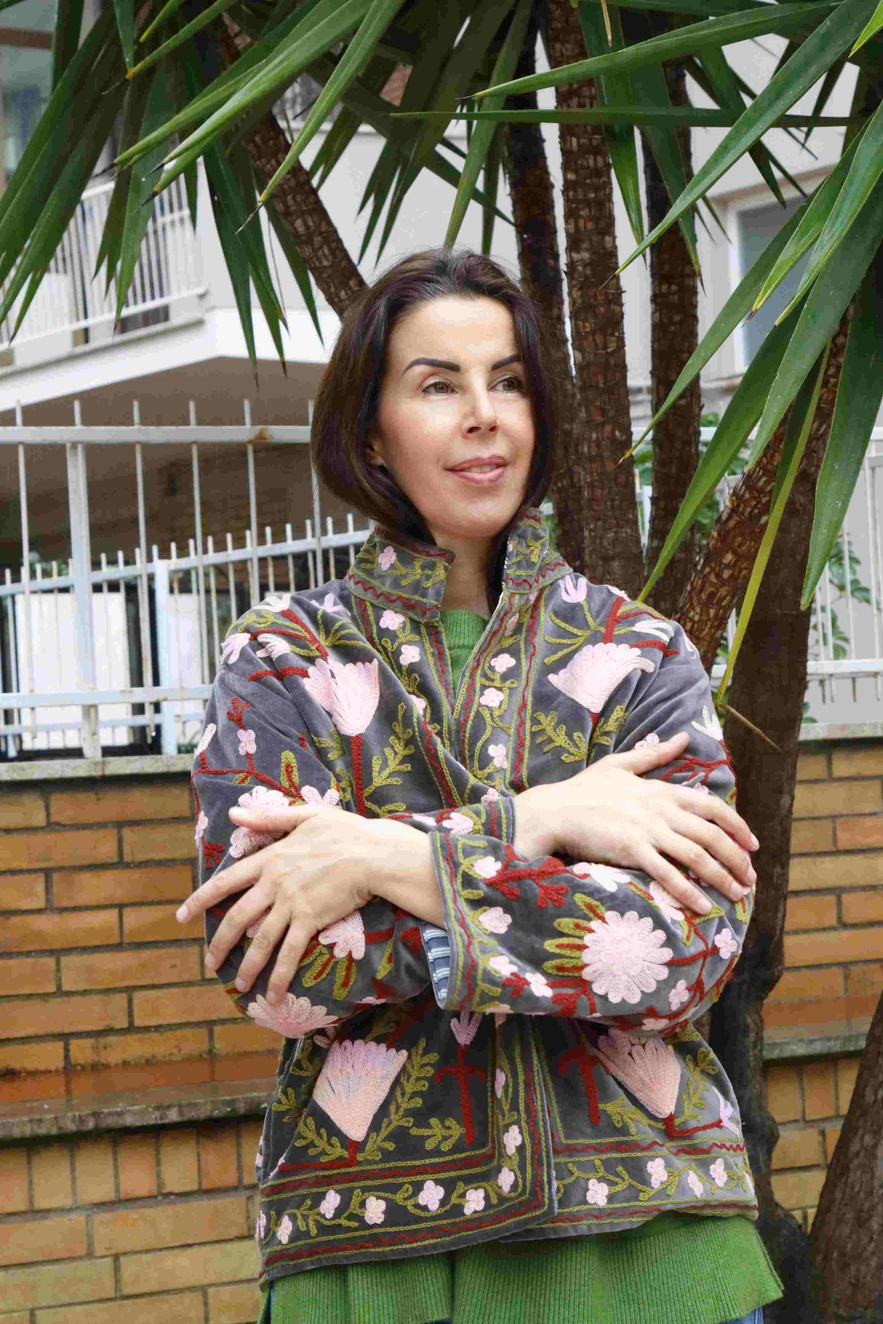 Giacca in velluto liscio ricamata a mano colore verde militare