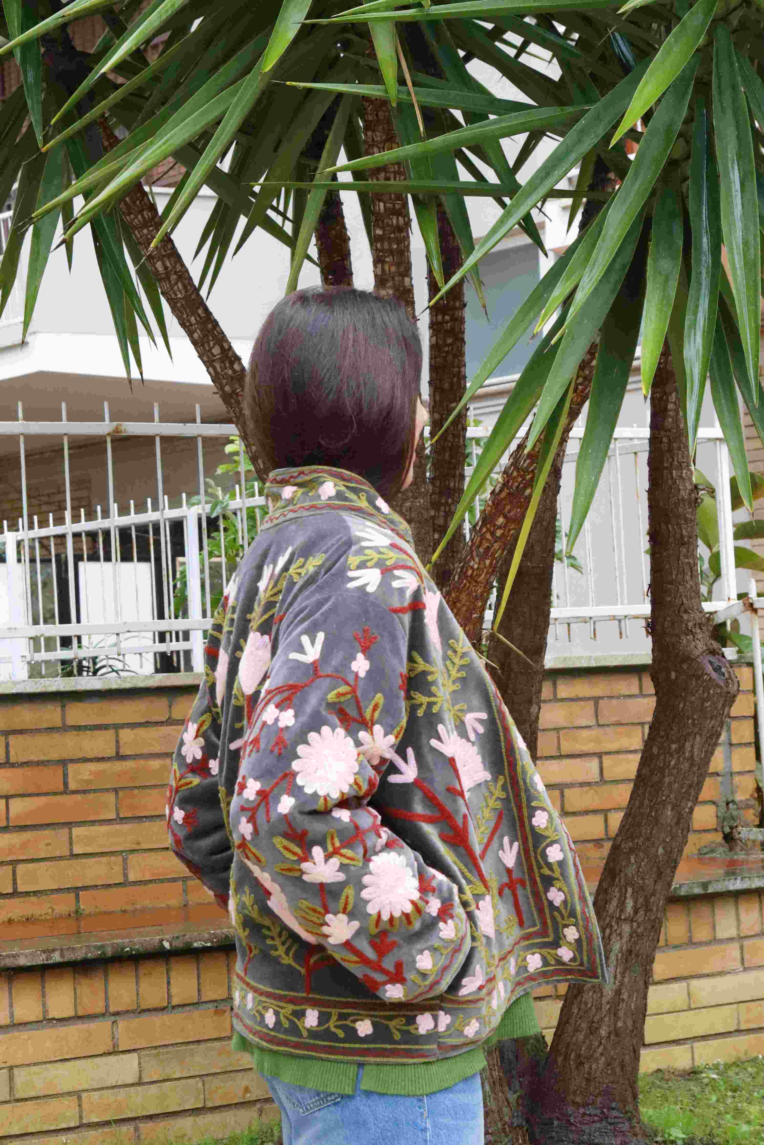 Giacca in velluto liscio ricamata a mano colore verde militare