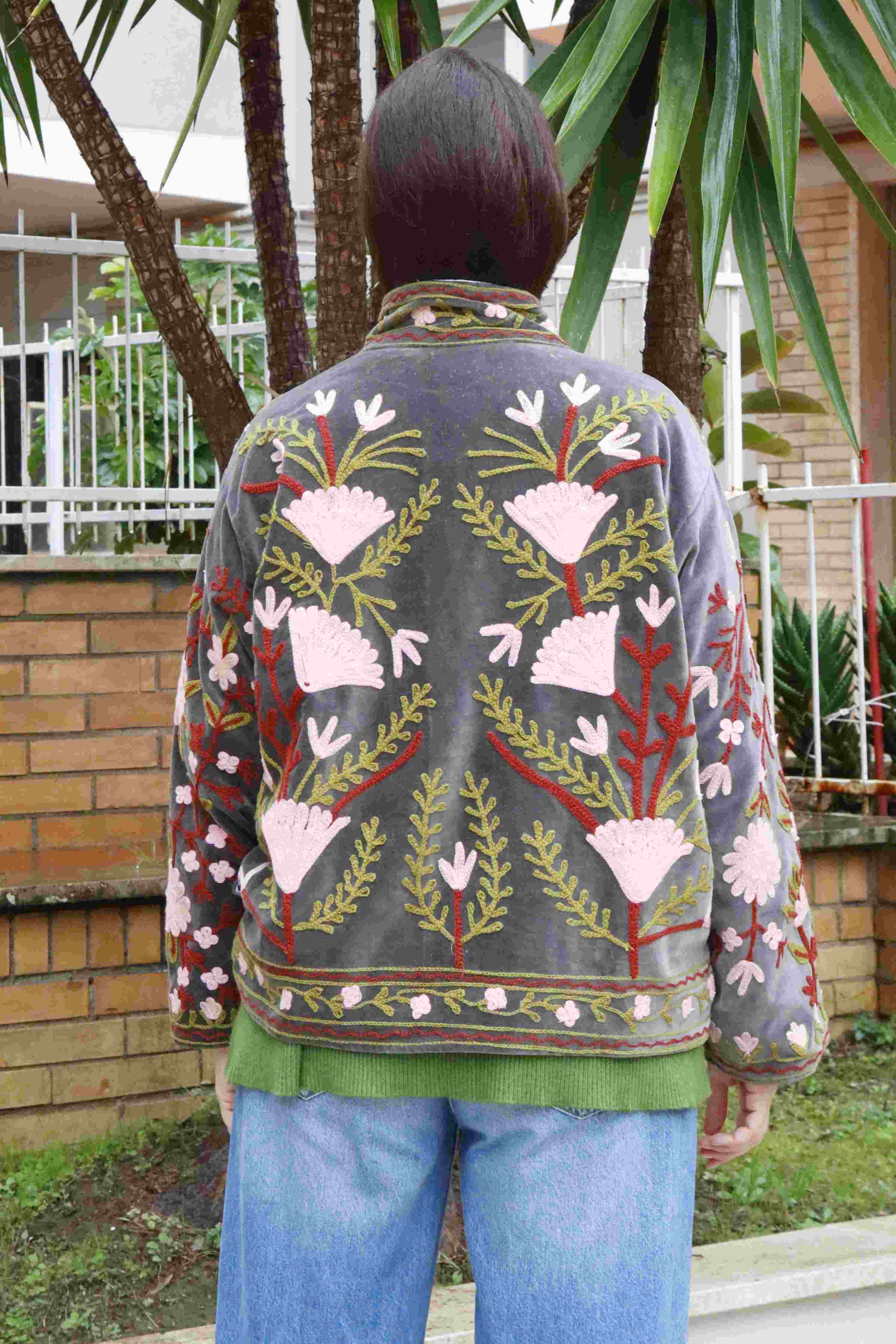 Giacca in velluto liscio ricamata a mano colore verde militare