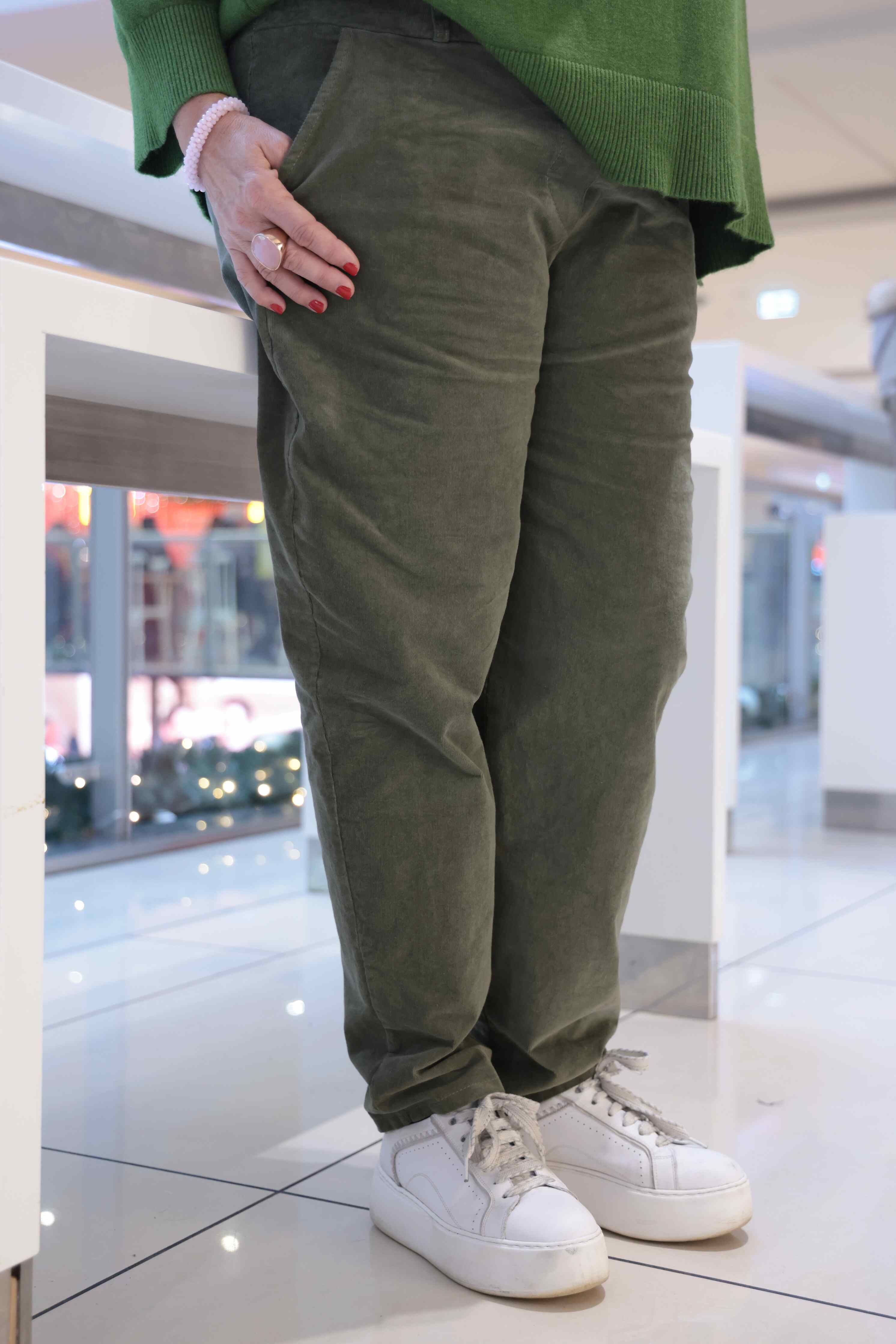 Pantalone in velluto a costine fine in cotone elasticizzato colore verde militare