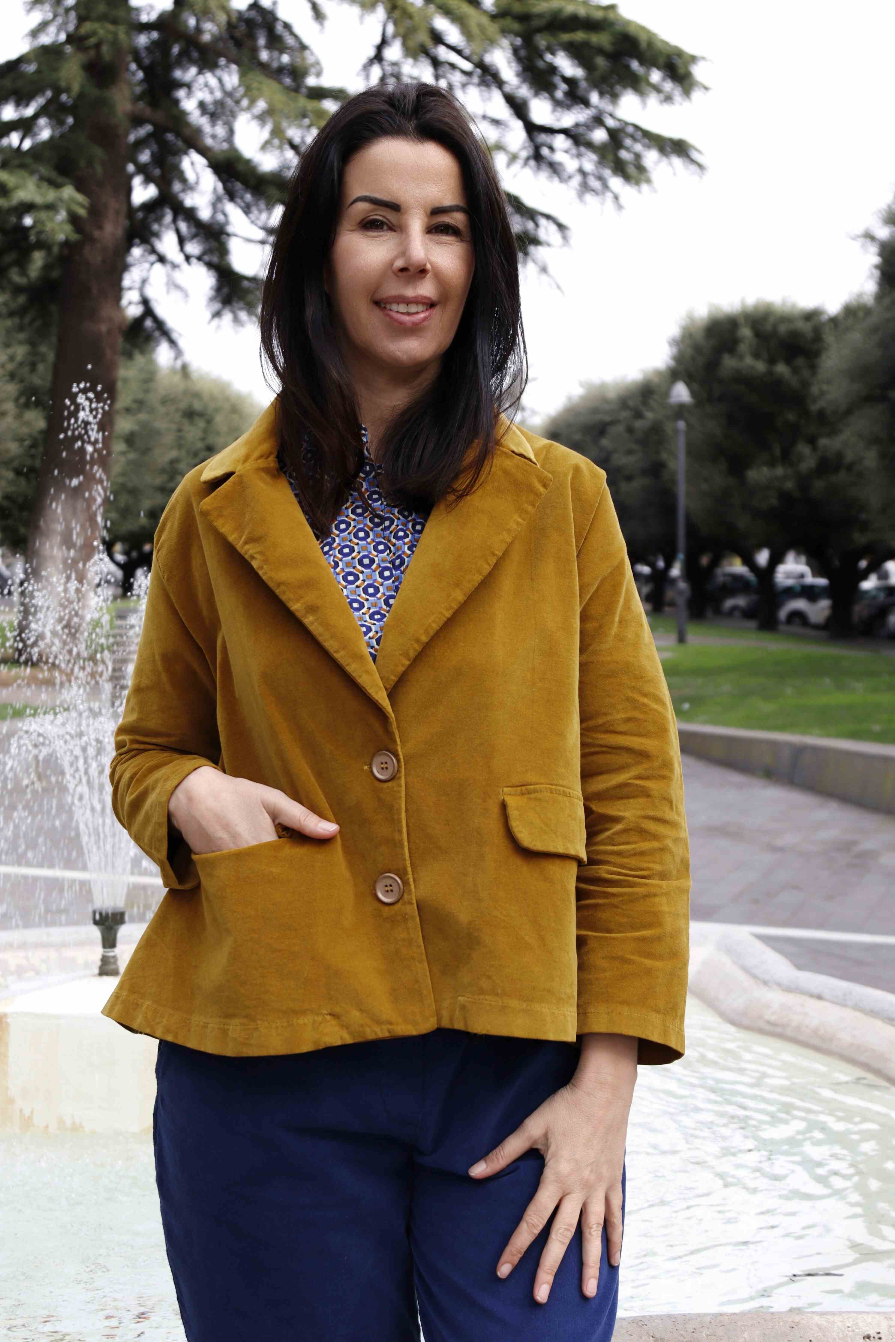 Giacca in velluto liscio elasticizzato di cotone colore senape