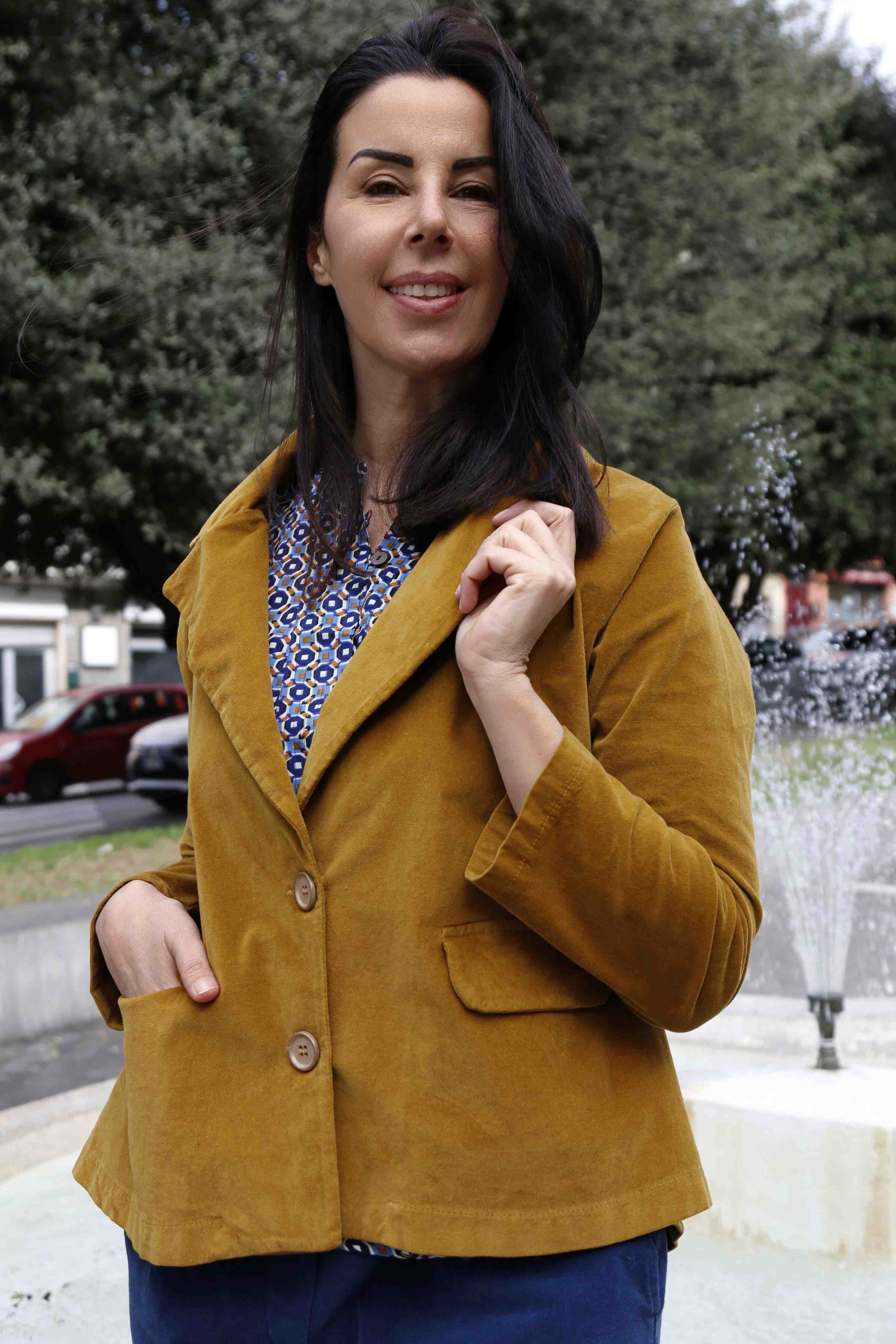 Giacca in velluto liscio elasticizzato di cotone colore senape