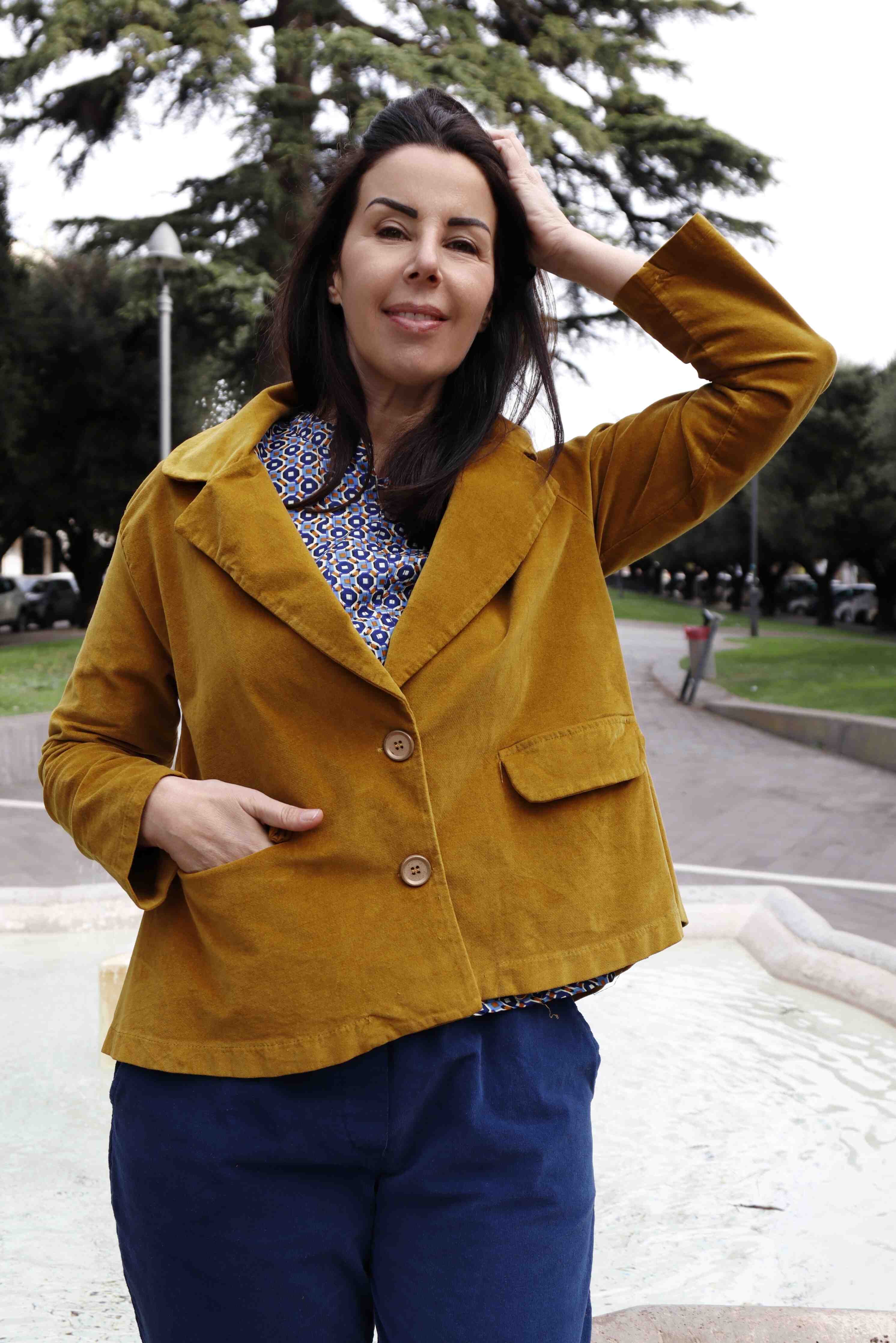 Giacca in velluto liscio elasticizzato di cotone colore senape