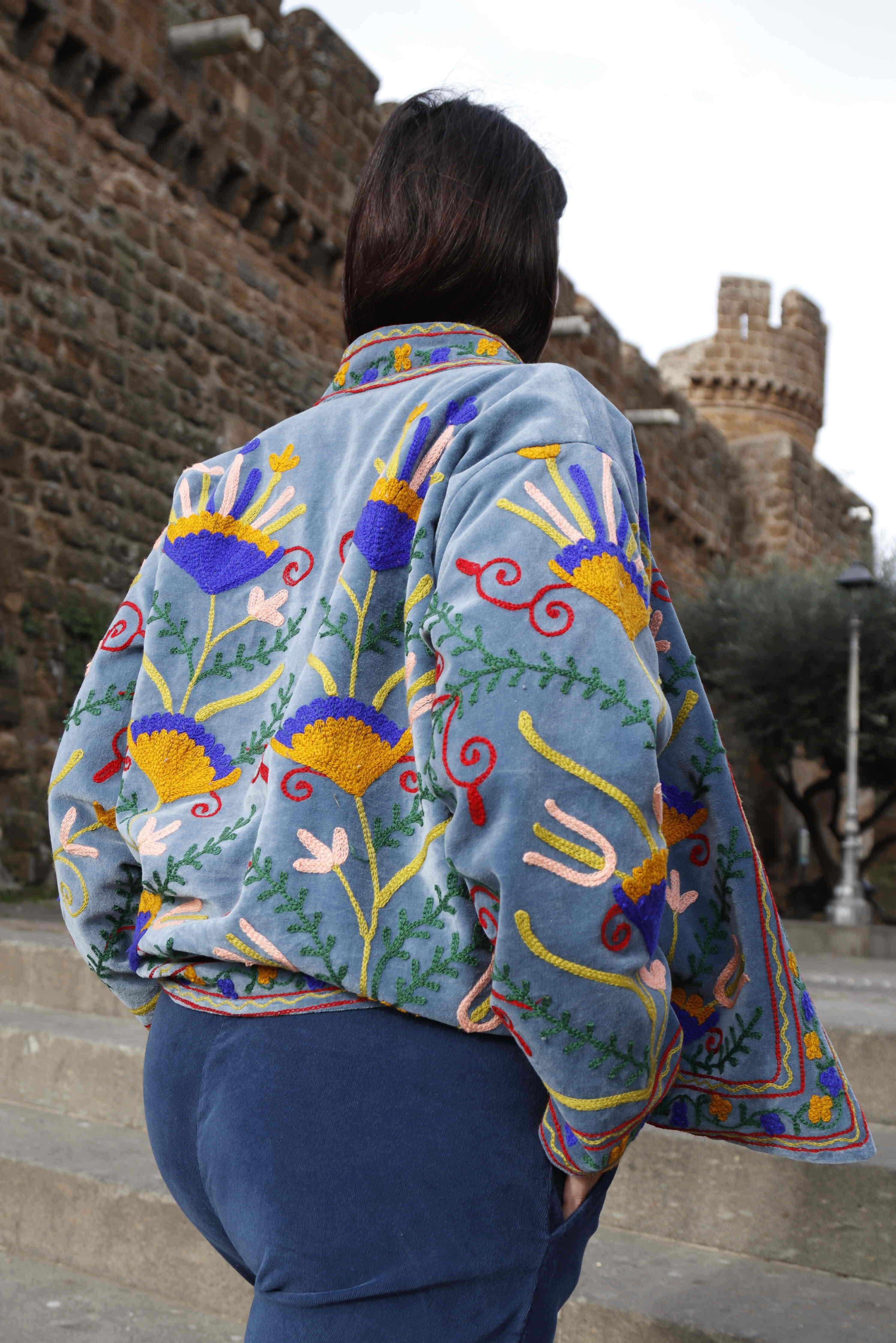 Giacca velluto colore carta da zucchero ricamata a mano con fiori